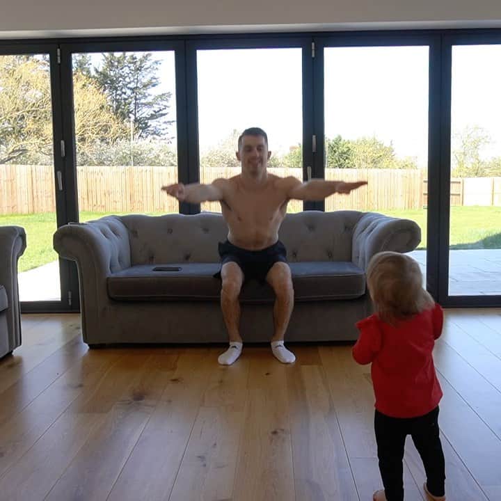 マックス・ウィットロックのインスタグラム：「‪WE ARE HALF WAY THROUGH ALREADY!! #THEWHITLOCKWORKOUT 7 of 14 #LETSGO ‬ ‪- 6 exercises (your favourites)‬ ‪- 30 secs each exercise‬ ‪- 2 cycles‬ - @myproteinuk @adidaslondon - 1. Sofa squats 2. Rebound jumps 3. Planks 4. Lower kicks 5. Tik toks 6. Piked dip hold」