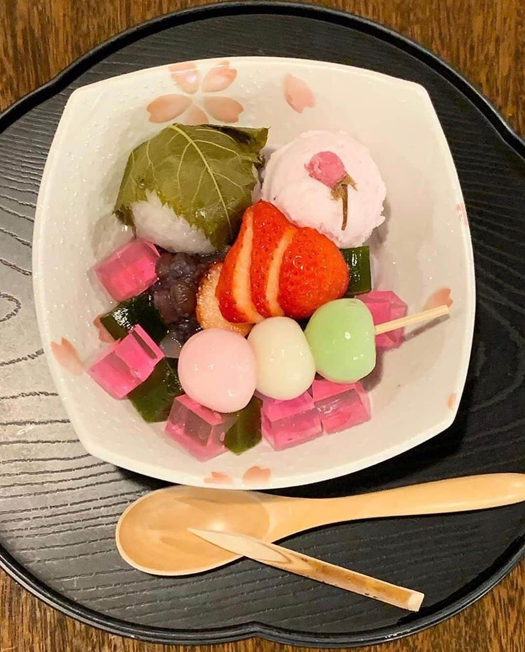 Beaustagrammerさんのインスタグラム写真 - (BeaustagrammerInstagram)「［#cafemiru_愛知］ —————————————————————— 知多半島の食材をふんだんに使った 餅菓子専門店🍡「大蔵餅 常滑本店」 . ☑︎さくらあんみつ🌸 . 桜リキュールの寒天や葉桜餅が入った贅沢なあんみつは、甘さと塩っぱさの融合がやみつきになる一品です🥺✨🍀 ※販売状況は事前にお店へご確認ください。 ﻿ 🙋🏼‍♀️一緒に行きたい人をコメント欄にタグ付けして誘ってみてください🙋🏼‍♂️ . 📍 大蔵餅 常滑本店 ⚪︎住所 / 愛知県常滑市鯉江本町2-2-1 ⚪︎営業時間 / 【火〜金】10:00〜18:00(LO.17:30)【土・日・祝・夏季】10:00〜19:00(LO.18:00) ⚪︎定休日 / 月 ⚪︎アクセス / 多屋駅より徒歩5分 . 【cafemiru_  Aichi】﻿ 📍  Okuramochi ◎Open Hours / 【TUE-FRI】10:00〜18:00(LO.17:30)【SAT&SUN&SUMMER】10:00〜19:00(LO.18:00) ◎closest station / 「Taya」﻿ . ☕️ @ookuramochi 📷 @waka110love24 —————————————————﻿—— Cafemiruでは「#インスタ探検隊」or「#cafemiru」をタグ付けしているカフェ写真から、運営スタッフが厳選してご紹介しています👀🔍」3月24日 19時41分 - cafemiru.jp