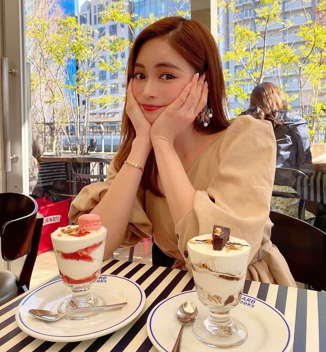 得あゆさんのインスタグラム写真 - (得あゆInstagram)「美味しいソフトクリーム🍦のお店教えてー？？？？💓 ソフトクリームで検索してカフェ行くのにハマってる😚💓 ・ I'm into eating ice cream at a cafe.🍦 ・ 我迷上了在咖啡厅吃冰淇淋🍨 ・ ・ ・ ・ ・ ・ ・ ・ #カフェ#カフェ巡り#ランチ#お昼ごはん#ソフトクリーム#スイーツ#おやつ#インスタ映え#カメラ女子#ワンピ#ワンピース#いちご#チョコレート#女子会#散歩#お花見#花見#ナチュラルメイク#デート#カップル#アイスクリーム#アイス#咖啡#美味#减肥#cafe#onepiece#softcream#icecream#afternoontea」3月24日 19時43分 - tokuayu819