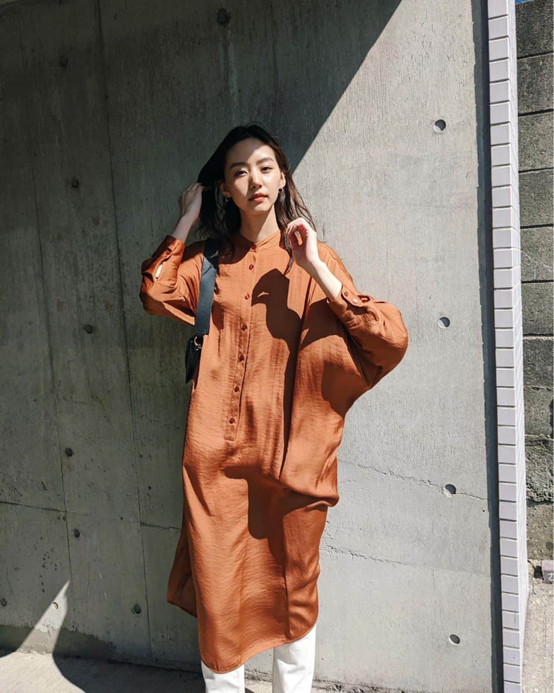 Shiho Sasakiのインスタグラム：「今日も天気が良かったから あったかいかと思いきや、風が強くて寒かったな❄️ コーデはCapsule Collectionの新作✨ このorangeのようなbrownがたまらなく可愛い🍫🍊 #MOUSSY#MOUSSYSNAP#CapsuleCollection#pixelで撮影#team_pixel#baroque_pixel」
