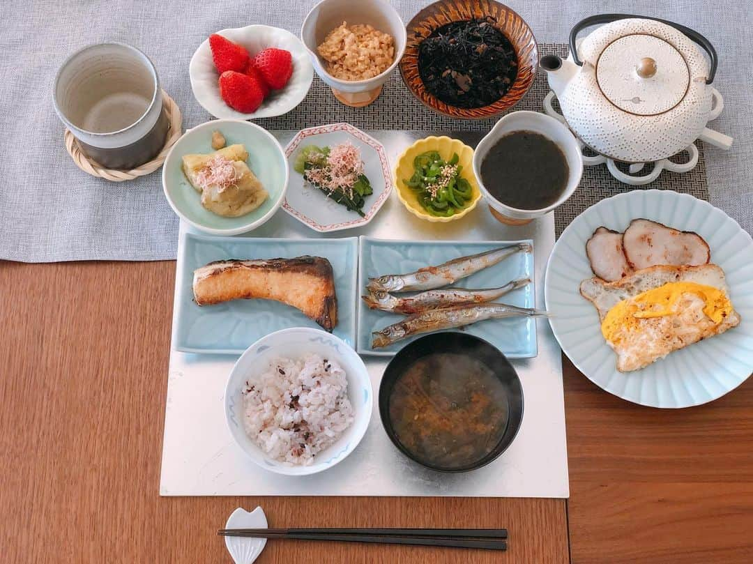 英玲奈さんのインスタグラム写真 - (英玲奈Instagram)「#今日の朝ご飯 #夫の朝ご飯 今朝は、私、寝坊しまして、 仕事に行くまで時間がなかったので、雑になりましたw おかずは2人分まとめて盛りました。 #黒米とアマランサス入りご飯  #小松菜の味噌汁 #鰤の塩焼き #柳葉魚 #ハムエッグ #ピーマンナムル #焼き茄子 #もずく #小松菜のお浸し #納豆  #ひじき煮 #いちご #ていねいな暮らし #季節を感じる暮らし#からだにいいこと#料理 #からだにやさしいごはん #おうちごはん#夫の健康守りたい#10年後の健康の為に#無添加#無化調#オーガニック#低gi #美腸活#趣味生活#料理家#erenakitchen」3月24日 19時53分 - erena_erenyan