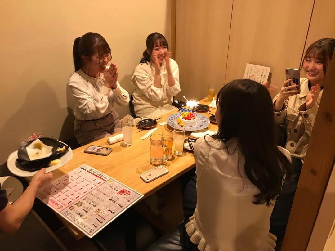 のインスタグラム：「昨日お祝いのお客様です📸✨ 素晴らしいノリで素敵なお祝いとなりました😎  駆け足の店内にてお騒がせ致しましたが サプライズはしっかり成功‼️ 御来店ありがとうございました🎉🎂 #富山 #駅前 #鶏っく #居酒屋 #完全個室 #お得 #宴会 #飲み放題 #やってるよ #地鶏 #鉄板焼き  #地鶏 #地酒 #美味しいよ」