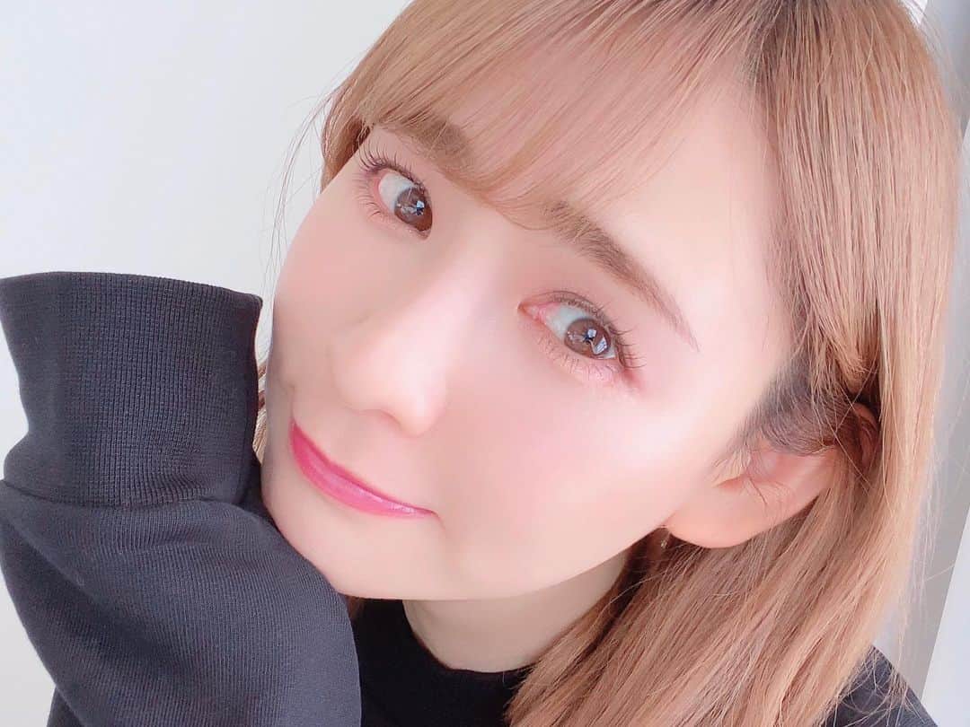 のインスタグラム：「実は少し前に眉毛のアートメイクをしてきました😯！﻿ ﻿ 眉のアートメイクをするなら絶対この方にお願いしたい🥺...とずっと思っていた、ビアンカクリニックの増淵かおりさん( @kaori_thebrows_artmake )に担当して頂きました💕 ﻿ 毛並みを一本一本手描きで施術するアートメイクを施していただきとても綺麗な形に毎日感動しています🥺🥺🥺﻿ ﻿ 元々の自眉の量や肌質などで個人差はあるみたいだけど、平均2〜3回かけて仕上げていくもので、現在1回目を受けてから1ヶ月ほど経つ頃になります💡﻿ ﻿ YouTubeの方でも眉毛のアートメイクについてのレポ動画を公開しましたので、ぜひご覧ください🤲❤️施術後1週間、眉毛の経過を記録した動画も只今編集中ですのでお楽しみにっ！﻿ ﻿ ﻿ ﻿ ﻿ ﻿ #アートメイク #アートメイク眉 #増淵かおり さん #眉毛メイク #眉毛カット #眉毛 #眉 #眉毛サロン #眉毛の書き方 #眉アートメイク #眉メイク #眉ティント #メイク #ビアンカクリニック #左右非対称眉毛 #眉毛の悩み #レビュー #美容 #メイク #ユーチューブ #メイクアップ #メイク動画 #美容医療 #まゆげ #毛並みアートメイク #銀座 #eyebrows #thebrows #artmakeup #youtube #beauty」