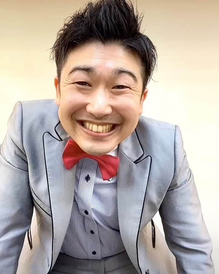 レイチェルのインスタグラム：「悪口言われると思ったら、実はイイやつだった。  こんな時だからこそ『PEACE（ピース）』なギャグを。  とか言っちゃって。  #吉本新喜劇 #レイチェル #ギャグ #１発ギャグ #お前の母ちゃん出べそ #じゃなくて #世の中の全てのお母さんの為にも #こんなん言う子も居て欲しいよね #とか言っちゃって #あっ #てか #これ自体もぉ無いんかな？ #世代丸出しで #はぁずぅかぁしぃー #😆💨💨🎶🎶🎶」