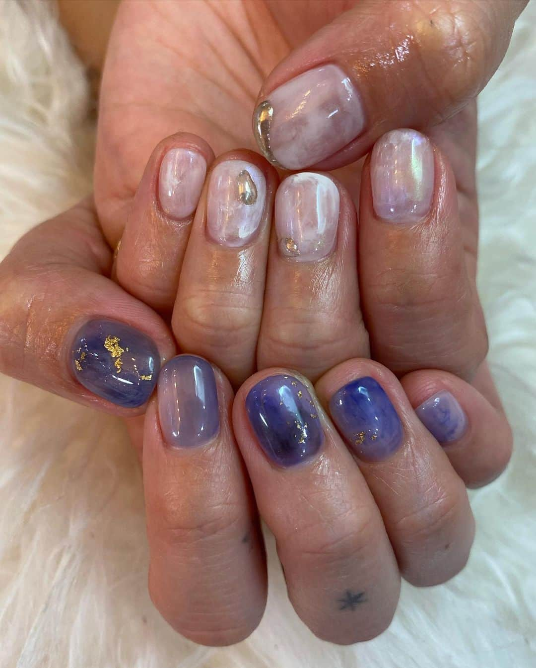 宮崎絹子さんのインスタグラム写真 - (宮崎絹子Instagram)「Spring is almost there🌸💜 @yuu_colorsnail @moe_colorsnail  #babykiysnaildesign  2枚目のフットネイルも見てね🌸 どーしようっ かわいすぎるう💕 ㅤㅤㅤㅤㅤㅤㅤㅤㅤㅤㅤㅤㅤ 今気づいたんだけど音声うける ゆ『むくみですか？めちゃ線がしゃーてはいってる！』 き『きぃ？知らないw』って😂😂😂 足くりーむぱんさん」3月24日 19時49分 - babykiy