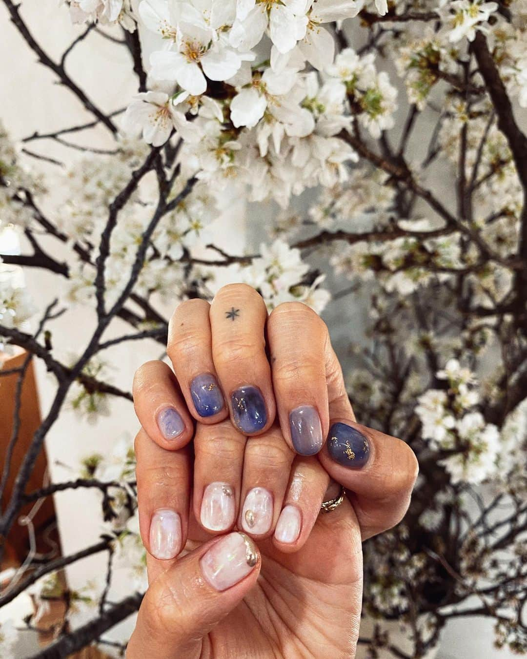 宮崎絹子さんのインスタグラム写真 - (宮崎絹子Instagram)「Spring is almost there🌸💜 @yuu_colorsnail @moe_colorsnail  #babykiysnaildesign  2枚目のフットネイルも見てね🌸 どーしようっ かわいすぎるう💕 ㅤㅤㅤㅤㅤㅤㅤㅤㅤㅤㅤㅤㅤ 今気づいたんだけど音声うける ゆ『むくみですか？めちゃ線がしゃーてはいってる！』 き『きぃ？知らないw』って😂😂😂 足くりーむぱんさん」3月24日 19時49分 - babykiy