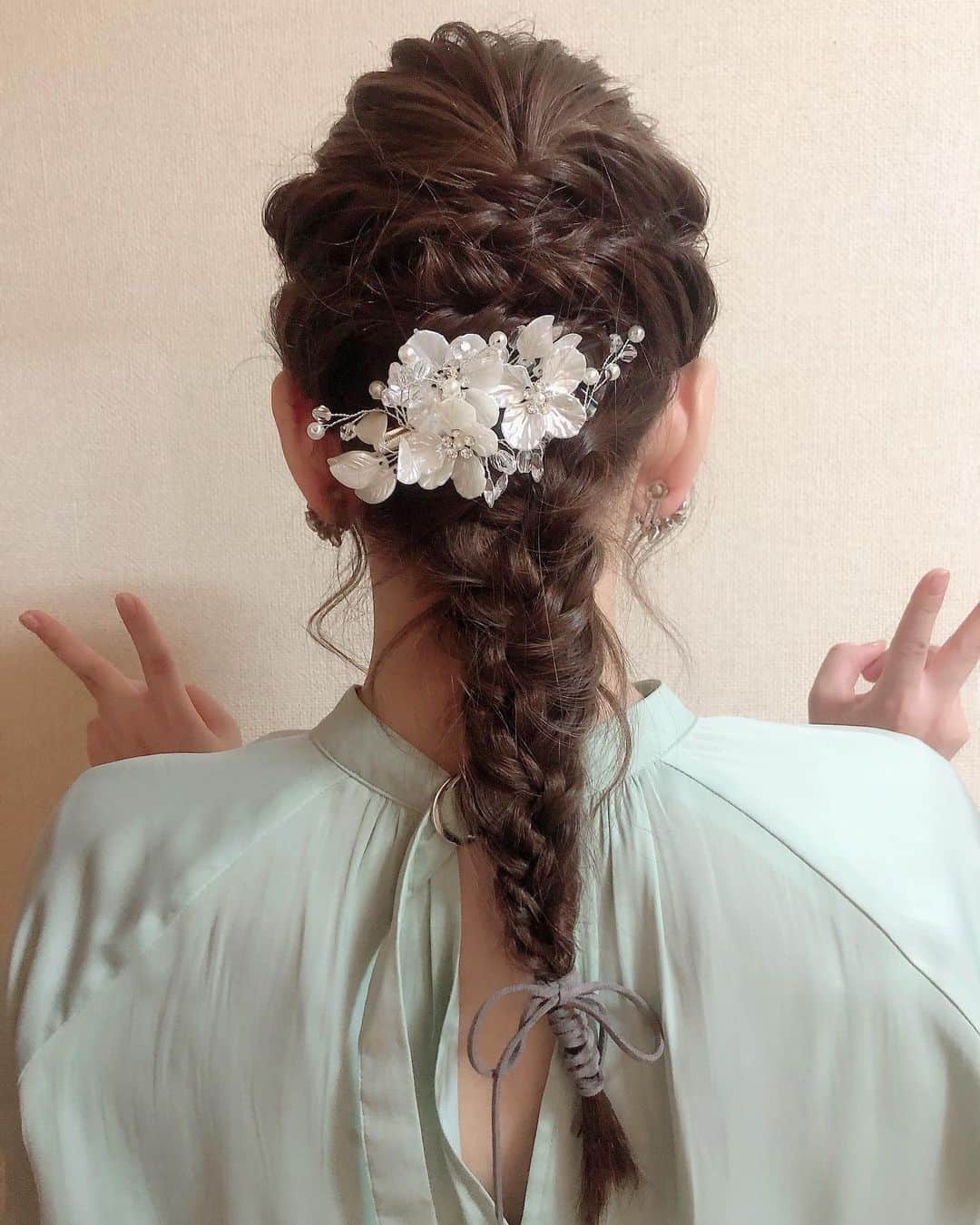 木下望のインスタグラム：「この前、大切な友達の結婚式でした🌸幸せそうで嬉しかった❤️可愛かったなぁ🥺 ・ 地元の友達も学生ぶりに会ったけど、みんな頑張ってねって言ってくれて嬉しかった🥺 ・ 何着ていくか迷ったけど、ミントグリーンのワンピースにした👗可愛かったよぉん☝️ ・ これから結婚式シーズン？だし、おススメしたい🥺👗髪飾りはしのが貸してくれた😘 ・ 髪型は大好きな姉がやってくれました😘この世で1番のんの髪質を理解してくれてる美容師さん💇‍♀️ ・ #スタマリ #結婚式 #結婚式コーデ #結婚式ヘアアレンジ #結婚式お呼ばれ #ワンピース #ワンピース👗 #raybeams #beams #ヘアアレンジ #ヘアスタイル #編み込みアレンジ #三つ編みアレンジ」