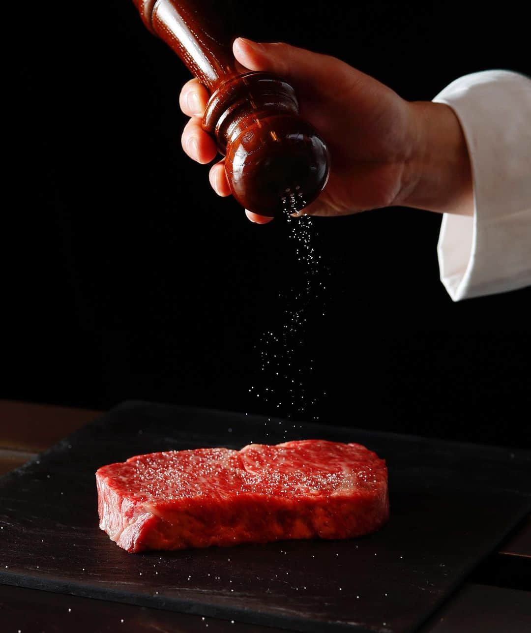 THE WESTIN TOKYO | ウェスティンホテル東京さんのインスタグラム写真 - (THE WESTIN TOKYO | ウェスティンホテル東京Instagram)「日本三大和牛の１つ、「神戸牛」を目の前でダイナミックに焼き上げるステーキはいかがですか🥩😋 鉄板焼「恵比寿」では、最高級和牛「神戸牛」ならではの上品な甘みと味わいをライブ感あふれる鉄板焼で堪能する期間限定コースをご用意。職人の技で最高の状態に焼き上げるパフォーマンスもお楽しみいただけます✨ 最上階から望む美しい東京の景色とともに、「神戸牛」が舌の上でとろける至福のひとときをご堪能ください。 詳細はプロフィールのリンク🔗より👉👉 ...... Savor the world-renowned Kobe beef steak at Yebisu this spring🥩😋 The best way to bring out the ultimate umami and aroma of top-class Kobe beef is through teppanyaki. Meticulously seasoned and exposed to the flame with precise timing, the Kobe wagyu steak is grilled to perfection before your eyes by our veteran chefs✨ Reserve your seat now at our “Kobe Beef Fair”via our bio link🔗 ...... #ウェスティンホテル東京 #鉄板焼 #会席 #料理 #WestinTokyo #teppanyaki #wagyu #sakura #春 #和牛 #ステーキ #日本料理 #ホテル #和食 #thewestintokyo #Japanese #hotel #spring」3月24日 19時59分 - westintokyo