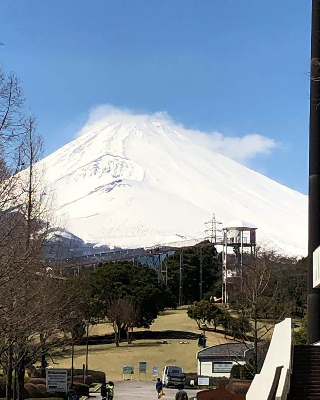 おーせさんのインスタグラム写真 - (おーせInstagram)「富士山の下で遊びまくる！！！ しんちゃまちっさくうつってます！！笑笑  青いパーカーで滑り台に向かってるのがそうです！！」3月24日 20時10分 - oosedon