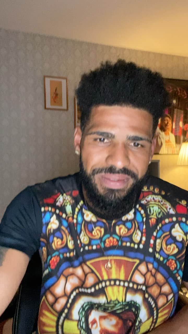 パトリックのインスタグラム：「Deus mandar te dizer fica em paz que sua vitória está chegando!! 🙏👏」