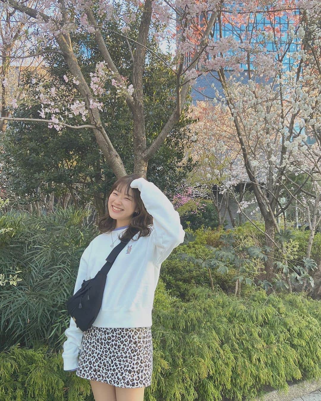 虹香のインスタグラム：「︎︎☺︎ 桜見つけて高まった、！！ . おねちゃんに卒業祝いでもらったトレーナー 可愛くて気に入った😚 写真撮ってくれたのもおねちゃん😚らぶ . #桜 #春 #xgirl #xgirl_ootd」