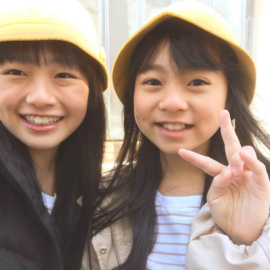 ひまひまチャンネルさんのインスタグラム写真 - (ひまひまチャンネルInstagram)「Ｒちゃんと最後の登校😭 通知表を貰ってきました💓 明日はいよいよ小学校の卒業式💖 頑張ります！！ #ひまひまチャンネル  #ひまひま家 #ひまーる #明日  #卒業式」3月24日 20時12分 - himahima_channel