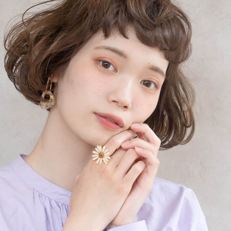waco⭐️CHACOのインスタグラム：「まもなく今夜21時より新作少しと再販アイテムアップします❣️ マーガレットリングは二重のリングになってさらにかわいさアップです。  久々のむらはまちゃんは歯列矯正がたまらなく可愛いです🐶にこっと笑ったむらはまちゃんはまた次回投稿しますね🥰 変幻自在に可愛い髪を生み出してくれるエイトヘアのハリー✂️その想像力はどこからくるの？🦄 いつもとっても明るく楽しい雰囲気で家族の中にぽこっとはいってくれるむらはまちゃんとハリーに感謝でいっぱいです。 マルルーとむらはまちゃんの戯れもぜひご覧下さい❣️」