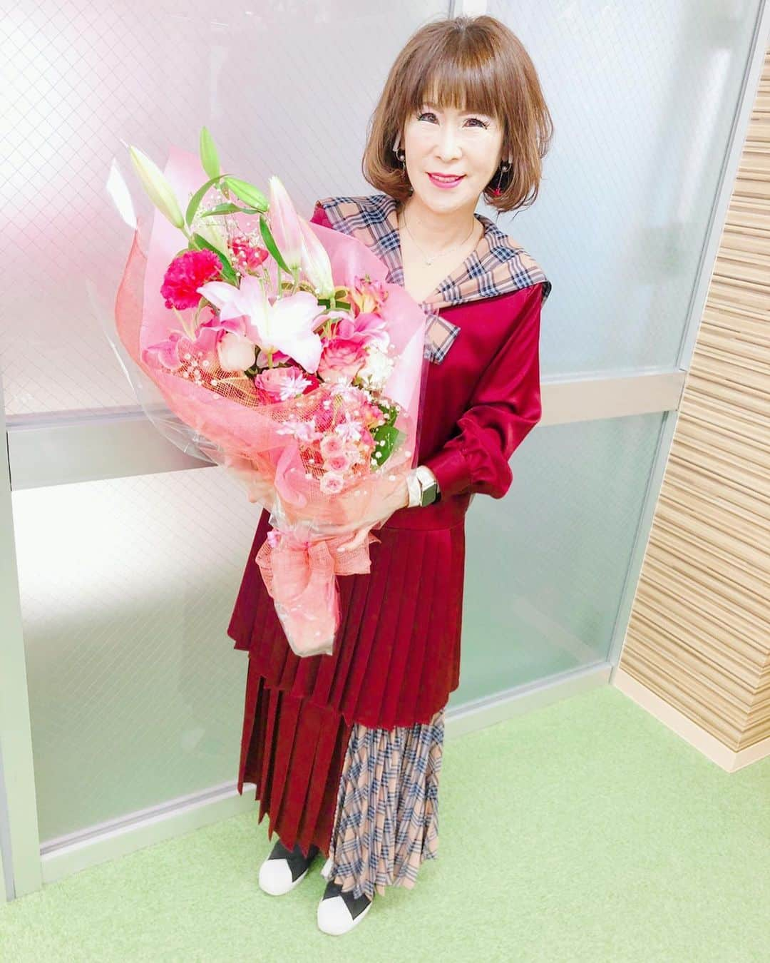 岩本初恵さんのインスタグラム写真 - (岩本初恵Instagram)「沢山のお花を頂きました ありがとう御座います  会社に赤ちゃん 可愛い😍 産休でもすぐ戻って来て くれる 嬉しい  はっちゃんアカデミー 今日も健康について アップしてます 見て下さいね  学び舎 幸せな人生に する為のコツです  それは 分からない事は 分からないと素直に 人に聞く事なんです  自分のプライドを 捨ててでも どんな意思が あろうとも  求める心 その気持ちが 切なるものであれば  人からの教えに おのずと得るものが あるように なっています  人の教えを聞かない事の方が 恥じと思って  学び多き人生に していきましょうね  父からの学びを 分かりやすく 動画にしたYouTube はっちゃんアカデミーは インスタのプロフィールの リンクから見れますので ぜひ見てみてください  そしてオンラインサロンも 学び多いサロンとして たくさんの方に 参加していただいて おります  父から学んだ経営学も 毎週火曜日に アップしております  オンラインサロンも インスタのプロフィールの リンクから簡単に参加することが できますので ぜひ参加してみてくださいね ・ #はっちゃんコーデ #愛しとーと #テレビ #生放送 #福岡 #ユーチューブ #はっちゃんアカデミー #コラーゲン #経営者 #オンラインサロン #aishitoto #instagood #good #love #Happy #instagram #fun #YouTube #赤ちゃん #可愛い #愛しとーと #youtuber」3月24日 20時15分 - hatsue_iwamoto