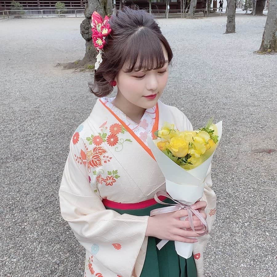 みさねのインスタグラム：「ㅤ 卒業しました🌸 ㅤ 靖国神社の桜綺麗だった⛩ ㅤ お花はこじくんがくれた💐 ㅤ #卒業式 #袴 #袴ヘア #靖国神社 #花見 #着物 #着物ヘア #ボブヘアアレンジ」