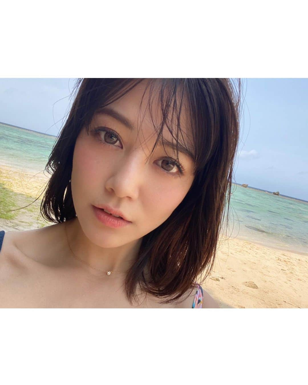 石井里奈さんのインスタグラム写真 - (石井里奈Instagram)「こんばんは✨ . 今夜も沖縄編🌺 . たまたま週末の沖縄は25度超えていて 海に入ることができました🏖 . 海メイクの化粧下地は、28冠のベスコス受賞した @larocheposayjp のUVイデア XL プロテクショントーンアップの新色 #ピンクのトーンアップUV を使ったよ❤️ . 最近CLASSY.やインスタでもいい！ってよく取り上げられていてすごく気になってたんだけど、実際使ってみてすごくよかった✨ . しっかり紫外線予防してくれてピンクのトーンアップで肌なじみがよくて血色感ある艶肌に✨ . わたしは首までこれを使って、海辺でも健康的な艶肌で紫外線も怖いもの知らずで撮影できました❤️ . ストーリーズで好評だった、そばかす活かしたメイクもこれ（3枚目） 素肌の健康感を出すならこれで決まりです👏👏✨ . 今日もお疲れ様でした🍓✨ . #海 #沖縄 #海メイク #そばかす #ラロッシュポゼ #艶肌 #化粧下地 #makeup #larocheposay #メイク #おすすめコスメ #okinawa #沖縄旅行 #sea #ビーチ #水着 #bikini #ビキニ #pool #日焼け止め #紫外線対策 #スキンケア #ベストコスメ #べスコス #ナチュラルメイク #ナチュラル #ファンデーション #skincare #りなまるメイク」3月24日 20時28分 - ri7tin1025