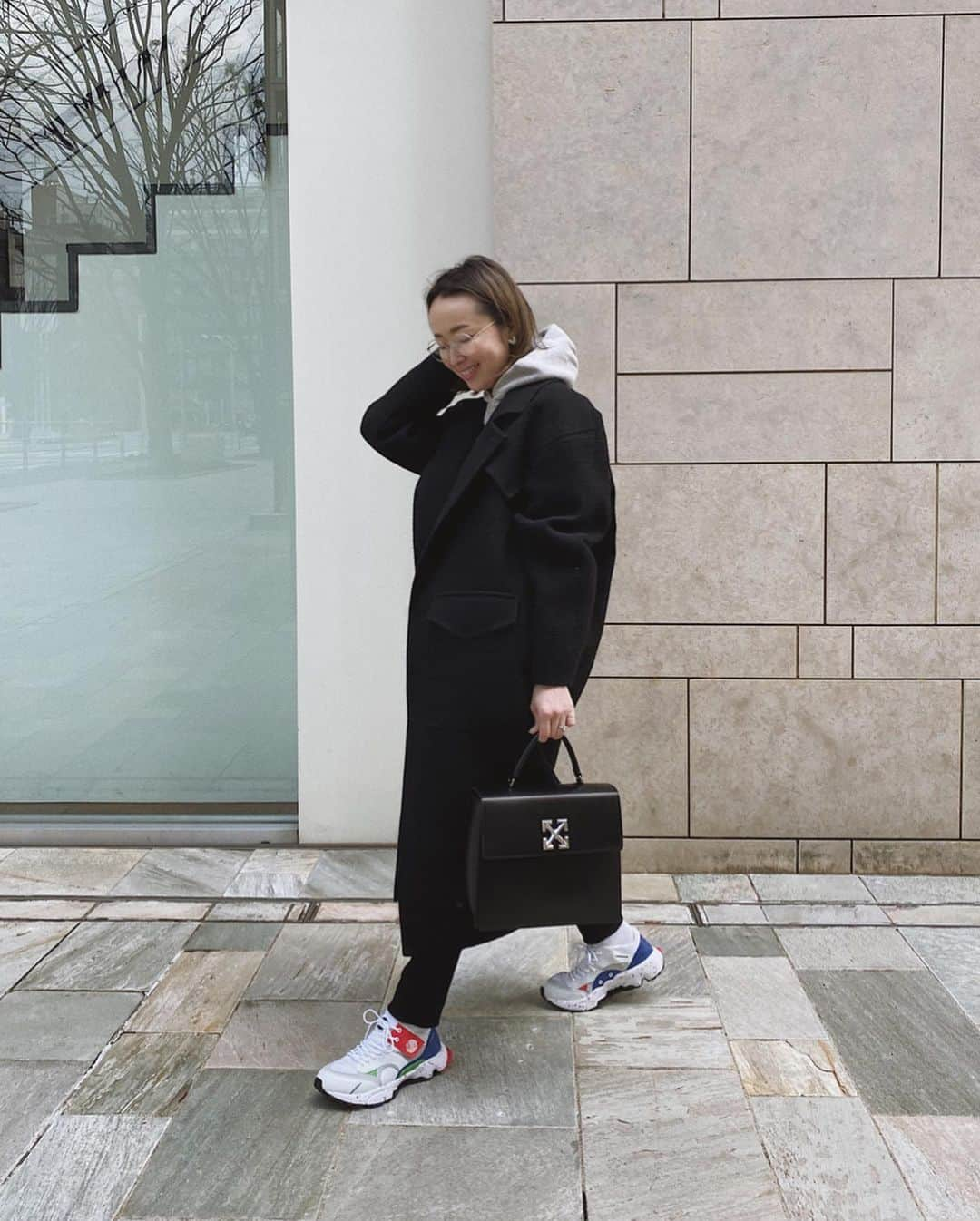 翁安芸さんのインスタグラム写真 - (翁安芸Instagram)「かっちりバッグにスニーカー🤍 Bag #offwhite sneakers #clemens Coat #farfetch #tibi Bottom #yanuk #wakanozawa Socks #uniqlo」3月24日 20時29分 - akinyc