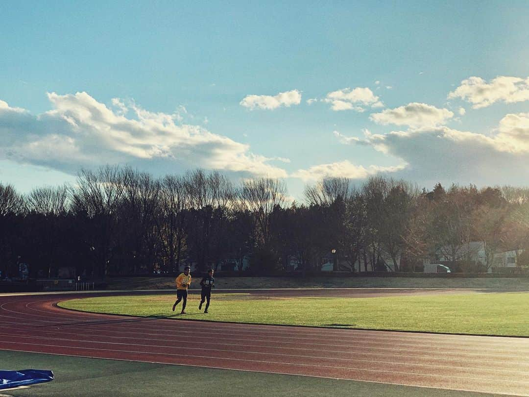 栃木SCさんのインスタグラム写真 - (栃木SCInstagram)「． 【 #TRAININGPHOTO⚽️ 2020.03.24 】 本日のトレーニングの様子をお届けいたします！ ． トレーニング後に、ランニングしていた 菅ちゃんとヤナ📷 ． 《お知らせ》 新型コロナウイルス関連肺炎に限らず、インフルエンザなども含めた感染症予防の観点から、選手・スタッフ、ならびに観戦にいらっしゃる皆さまの健康面を第一に考え、当面の間、トップチームのトレーニングを非公開練習とさせていただいております。ご理解のほど宜しくお願い致します。 栃木SC公式Instagramを通して、少しでも選手たちのトレーニングの様子が伝われば幸いです🙇‍♀️ ． KEEP MOVING FORWARD‼︎ #栃木SC #tochigisc # #jleague #Jリーグ #広報カメラ #⚽️ #宇都宮 #photo #サッカー #コロナに負けるな ．」3月24日 20時29分 - tochigisc_official