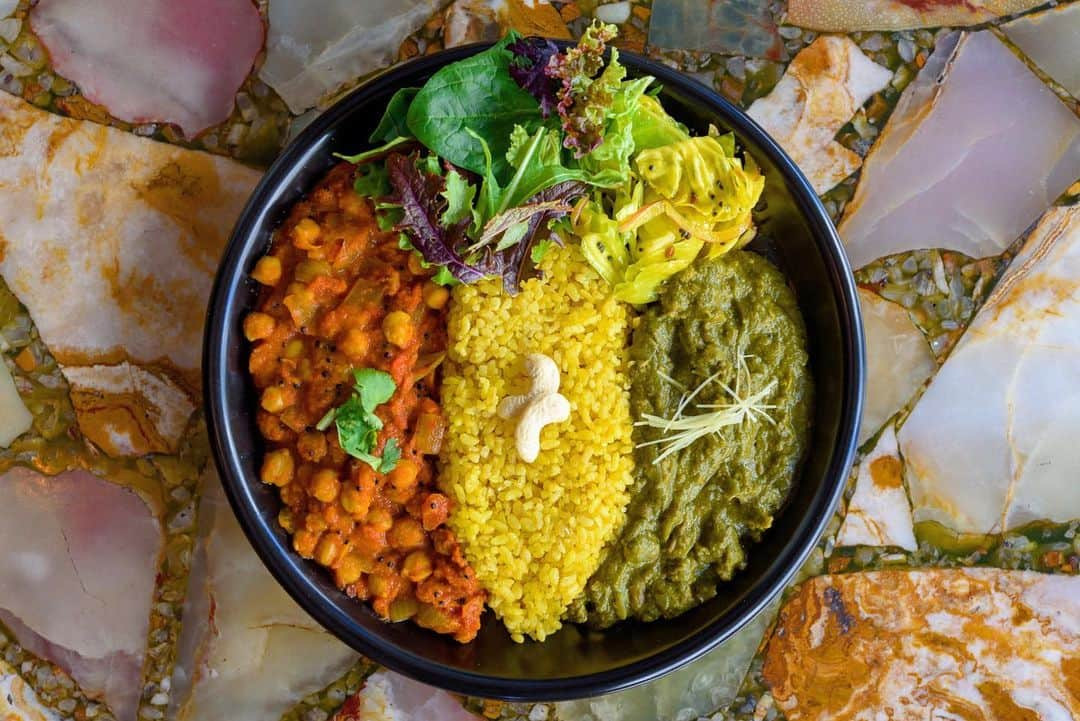 ORGANIC TABLE BY LAPAZさんのインスタグラム写真 - (ORGANIC TABLE BY LAPAZInstagram)「LAPAZ NEWS  SEASONAL FOOD BY LAPAZ  26th MARCH DEBUT!! [SAG & CHANA MASALA COMBI PLATE]  2020年03月26日 木曜日〜 ほうれん草をたっぷり使った季節限定 「サグとチャナマサラのコンビプレート」  がスタートします！  カスリメティのほのかに甘い香りと  ほうれん草がたっぷり入ったカレーと大人気南インドスタイルのチャナマサラのコンビプレート☝ ✴︎ ✴︎ みなさんほうれん草の花言葉をご存知でしょうか？  ほうれん草の花言葉　 #健康  と #活力 「ほうれん草」と聞いて、 ほうれん草を食べて強くなる主人公のアメリカのアニメーション「ポパイ」を思い浮かべる方も多いと思います。  ほうれん草 ＝ 健康　 生活習慣病の予防や発育時のお子様にもおすすめの 「βカロチン」 と「 鉄分」が豊富に含まれている元気の源！  身体が喜ぶ栄養価がたくさん含まれています☝️ そして、カレーに欠かすことが出来ない「スパイス」には 新陳代謝の活性化・血行促進、酵素活性作用と腸整作用による消化サポート、疲労回復や滋養強壮に加えて、抗菌・殺菌とスパイスの効果は古代より生活で大活躍！  LAPAZのキッチンで調合されているオリジナルスパイスと 農家さん育てたフレッシュな「ほうれん草」をたっぷり使って作られる身体も嬉しいワンプレートは３月２６日木曜日よりスタートです！ ※数量限定のメニューなので売り切れ次第終了となります。  営業時間のお知らせ  We are open time  wed-sun 11:00 OPEN 〜 CLOSE 19:00 FOOD LAST ORDER 18:00  DRINK LAST ORDER 18:30 ※料理は手作りで数量限定のため、売り切れ次第終了とさせていただきます。 ※週末は混み合うこともございますので、予約をおすすめします。  Have A Nice Day💫  photo @a28photo  #lovevegetables #organictablebylapaz #seasonalfood #sagcurry #spicecurry #spicepower  #northindiancurry #chanamasala #SOUTHINDIANCURRY #SPICEPOWER  #βカロチン  #鉄分豊富 #ほうれん草 #plantbasedfoods #homemade #madefromearth #tokyovegan #plantbasedetokyo #organicrestaurant #SPICELIFE #GeorgiaWINE#プラントベース」3月24日 20時21分 - organic_table_by_lapaz