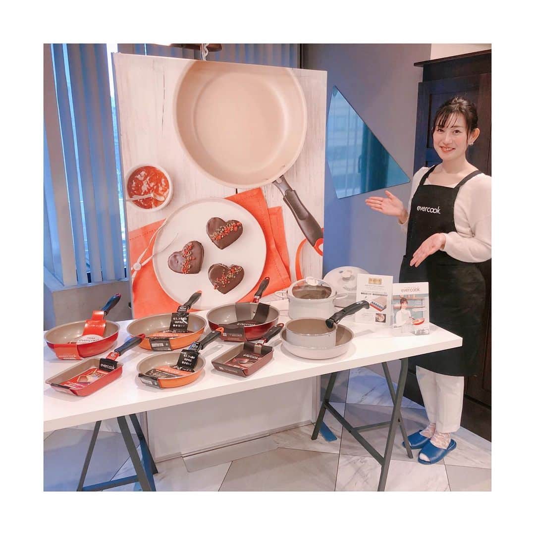 佐々木瞳さんのインスタグラム写真 - (佐々木瞳Instagram)「【2月の思い出ぽろぽろ🍫】 ・ 2/14に ずっと使いたくなるフライパンevercook🍳のイメージキャラクター小倉優子さんとお料理教室のイベントでご一緒させて頂きました☺️🌸私はMCです🎤 ・ 私も普段からevercookを使っていますが、こびりつきにくく、するっとフライパンからお皿へ☺️✨洗うときも楽ちんです🍳 ・ そういえば、 この日はバレンタインデーでした💝今年は自分へのご褒美チョコをたくさん食べたので幸せな2月でした😘 そろそろ蓄えた分を消費しなければ、、😱😂 #evercook #ずっと使いたくなるフライパン #思い出ぽろぽろ #小倉優子 さん #イメージキャラクター #チョコ大好き #春は動きたくなる」3月24日 20時23分 - hitomihappygirl1026