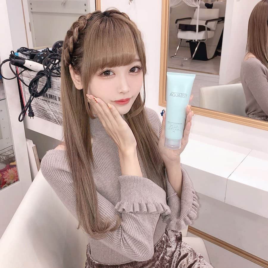 のインスタグラム：「AQUATIST(アクアティスト)マイルドクレンジングジェルすごいいいんだよー🤭💗💗 . クレンジングジェルをメイクになじませて水で洗い流すだけ！本当に1回で落ちるから洗顔が楽になった😭しかも 🎀海の恵みでしっとりうるおい保湿！ 🎀W洗顔不要 🎀オイルフリー 🎀マツエクOK 🎀濡れた手でもOK  だよ(⸝⸝⸝´꒳`⸝⸝⸝) . 海藻由来の粘りを含んだ『ぷるぷるジェル』が、メイクと古い角質をやわらかくし絡めとってくれるの( ⸝⸝ • ̫ • ⸝⸝ )３つの海の恵み(珪藻土・マテラパウダー・天然アパタイト）で、やさしく毛穴汚れを落とすみたい！ . 東急ハンズで3/10～先行販売されているよ！ @aquatist_givegive_official のHPでも詳細の確認ができるからチェックしてね😊 . . #AQUATIST #アクアティスト#クレンジング  #メイク落とし #新商品 #東急ハンズ #先行販売 #毛穴ケア #スキンケア #美肌 #プチプラコスメ #pr」