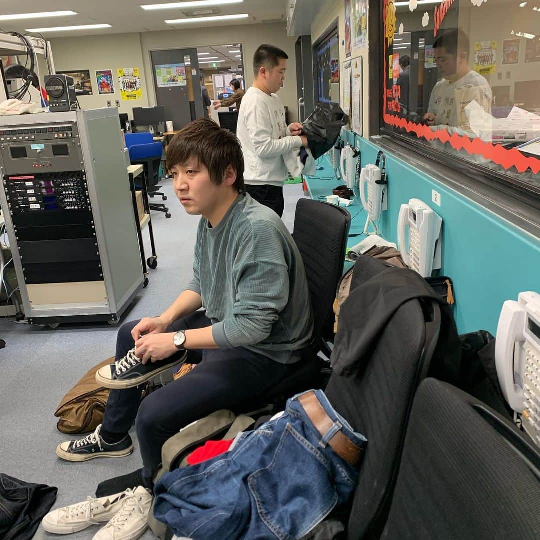 浜田のインスタグラム：「仕事がないので仕方なくテレアポのバイトいってみたら知った顔ばかりでした。」