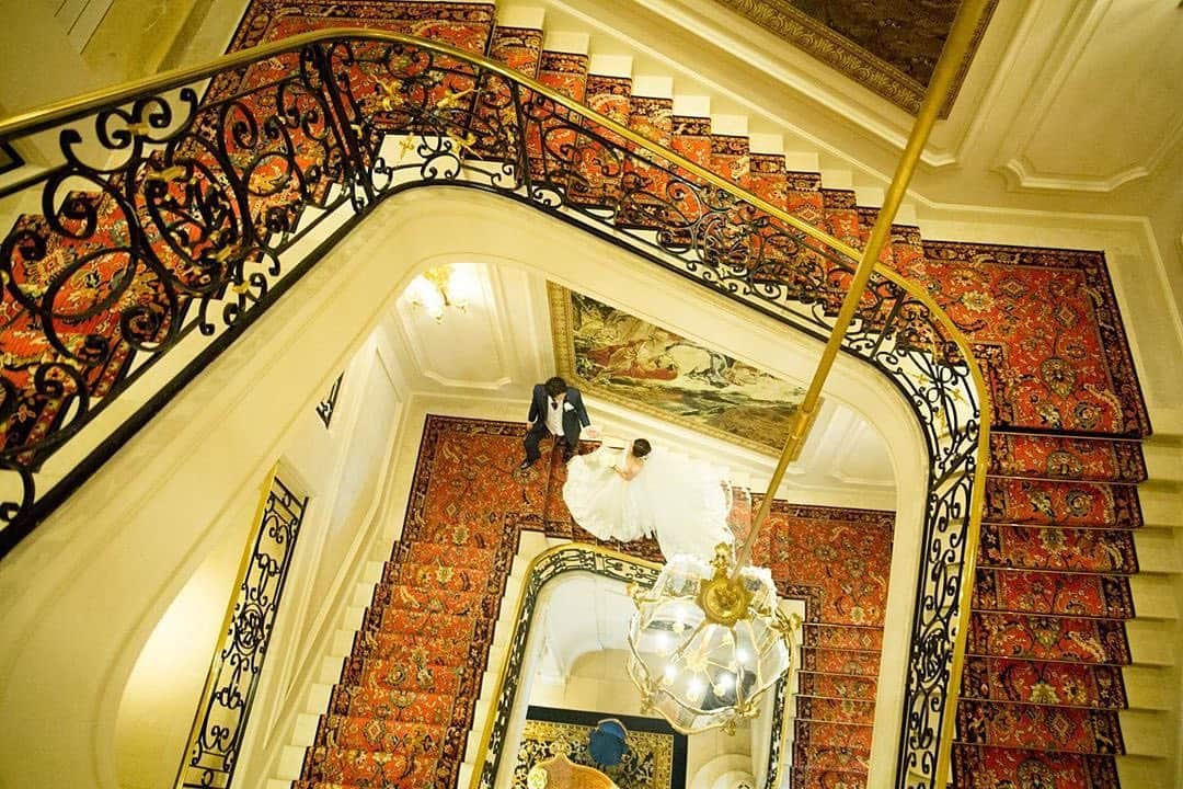 25ans Wedding 公式 Bridesさんのインスタグラム写真 - (25ans Wedding 公式 BridesInstagram)「今日のリポストは、Ritz Parisで挙式したMaiさん( @0330mai )のフォトから💫 繊細なレースが美しい「RSクチュール」のドレスが、階段に敷かれた華やかな絨毯によく映えます。 手を取るふたりはおとぎ話のプリンスとプリセンスのようにロマンチック🏰💕 ・ #25ansウエディング #25answedding #25ansウエディングオフィシャルブライズ #25ans👰 #weddingphotography #wedding #weddingdress #weddingphoto #ウェディング #フォトウェディング #ウェディングフォト #ロケーションフォト #ブライダルフォト #結婚式前撮り #結婚式後撮り #結婚準備 #結婚式準備 #プレ花嫁 #花嫁 #卒花 #日本中のプレ花嫁さんと繋がりたい #全国のプレ花嫁さんと繋がりたい #RSクチュール #ritzparis #ritzpariswedding #weddingphotography #pariswedding #海外ウェディング #フランス結婚式 #リッツパリ結婚式 #ritzparisbride」3月24日 20時30分 - 25answeddingbrides