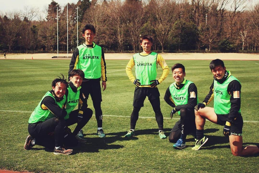 栃木SCさんのインスタグラム写真 - (栃木SCInstagram)「． 【 #TRAININGPHOTO⚽️ 2020.03.24 】 本日のトレーニングの様子をお届けいたします📷 ． 今日の走りのメニュー🏃‍♂️のチームGREEN!! タイムも設定も上がってきている中で、選手たち全員で声を掛け合いながらトレーニングに励んでおります！ ． 《お知らせ》 新型コロナウイルス関連肺炎に限らず、インフルエンザなども含めた感染症予防の観点から、選手・スタッフ、ならびに観戦にいらっしゃる皆さまの健康面を第一に考え、当面の間、トップチームのトレーニングを非公開練習とさせていただいております。ご理解のほど宜しくお願い致します。 栃木SC公式Instagramを通して、少しでも選手たちのトレーニングの様子が伝われば幸いです🙇‍♀️ ． KEEP MOVING FORWARD‼︎ #栃木SC #tochigisc # #jleague #Jリーグ #広報カメラ #⚽️ #宇都宮 #photo #サッカー #コロナに負けるな #荒井秀賀 #矢野貴章 #大島康樹 #和田達也 #柳育崇 #瀬川和樹 ．」3月24日 20時33分 - tochigisc_official