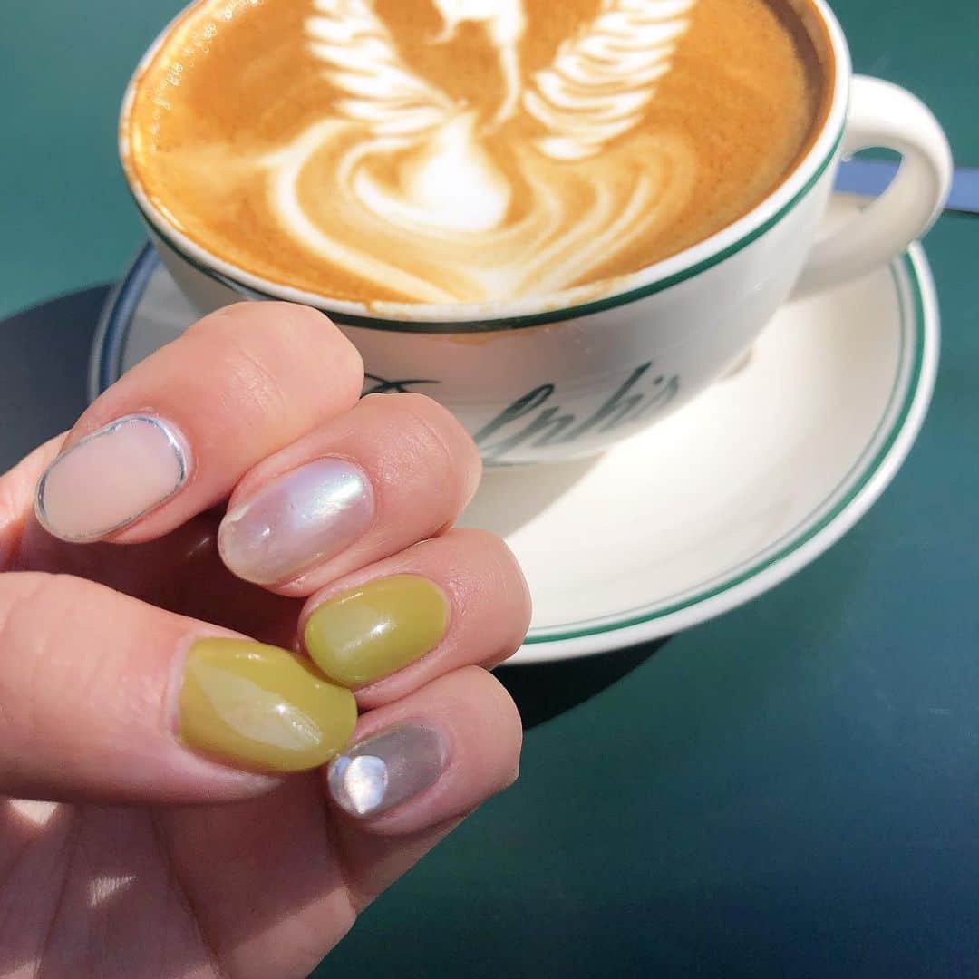 渡辺梨夏子のインスタグラム：「自分的に珍しい色味にしてみたっ🥑🍐🍃 #nail#newnail #springnails  @ai.m_by_dlaw.lapilie  今週の後半戦はラジオ三昧〜 今晩元気ならstandfmやろ✊」