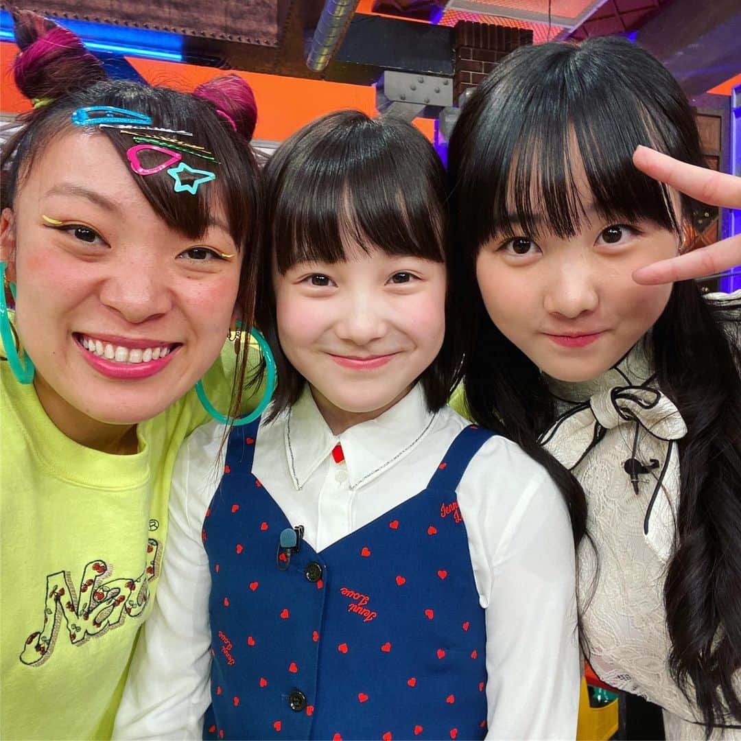 日本テレビ「ウチのガヤがすみません！」のインスタグラム：「ゲストに#本田望結 ちゃん#本田紗来 ちゃん姉妹💘💘💘#ガヤ芸人 たちが🏫新学期🏫に役立つおもてなし😜🌸 . ガヤ芸人の工場長のあの人が文房具✂️⁉️を製作💪🛠 驚きの仕掛けに🤭🤩🔥 . 4月から中学生の紗来ちゃん参戦‼️ 企画『隠れバカをあぶりだせ👊学力テスト✍️』 予想しない流れで…#ヒロミ さんが緊急参戦⁉️ スタジオ大喜び🤣💖 . King & Prince #平野紫耀 さんも“ドッキリ仕掛け人”として登場👻🌈 . 【3/24(火)よる9時】見てください🙌 . #ウチのガヤがすみません #ウチガヤ  #豪華ゲストとガヤ芸人 #芸人 #フィギュアスケーター #kingandprince」