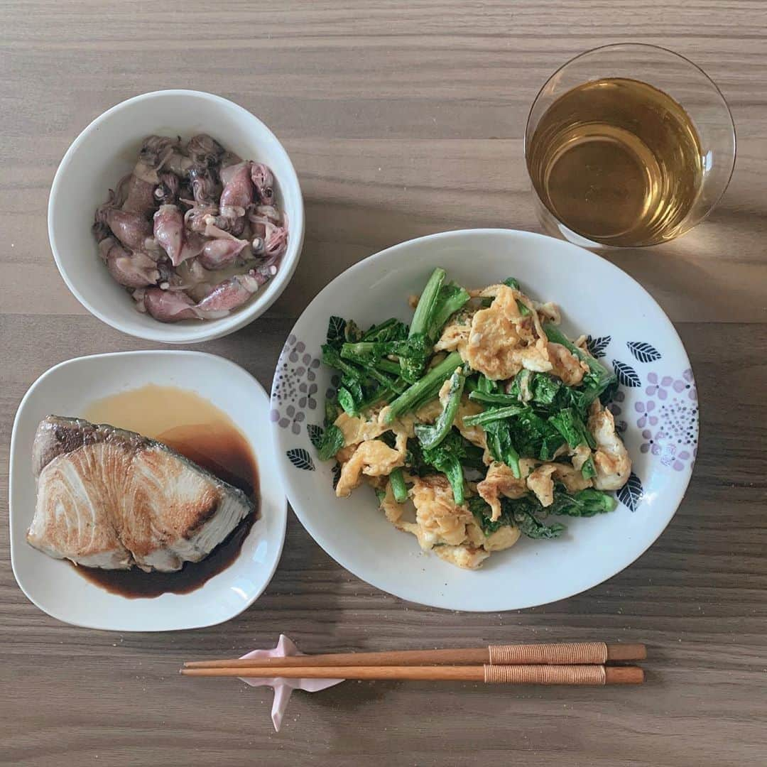 大友花恋さんのインスタグラム写真 - (大友花恋Instagram)「ランチ、外で食べようかなあ、なんて思っていたけれど、春の食材を食べたいなあと思い作ることにしました☺️ ・菜の花と卵のふわふわ炒め ・ホタルイカの酢味噌和え ・ぶりの焼いたの（ネーミング😂） ぶりには、いただいたバルサミコ酢で作ったソース。 バルサミコ酢の美味しいことったら❤️ 結局ランチと変わらない値段になってしまったけれど、少し肌寒い日に春を感じて幸せでした。 #菜の花と卵のふわふわ炒めは作りすぎて残ってしまいました💦 #明日どうアレンジしようか考えるのも幸せ~」3月24日 20時42分 - karen_otomo