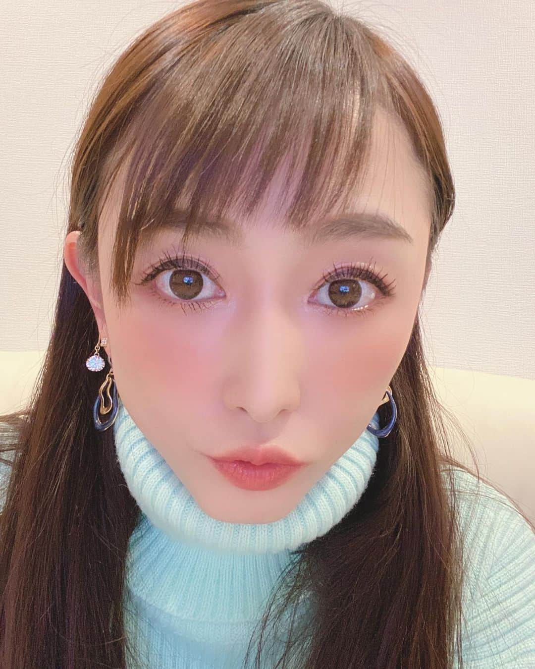 杏さゆりさんのインスタグラム写真 - (杏さゆりInstagram)「今日は寒いーーー🥶 久々にお気に入りの水色ハイネックセーターが着れて嬉しい💕 . 皆様風邪ひかないように気をつけてくださいね😊✨ . #杏さゆり #SayuriAnzu」3月24日 20時44分 - anzu_sayuri_official