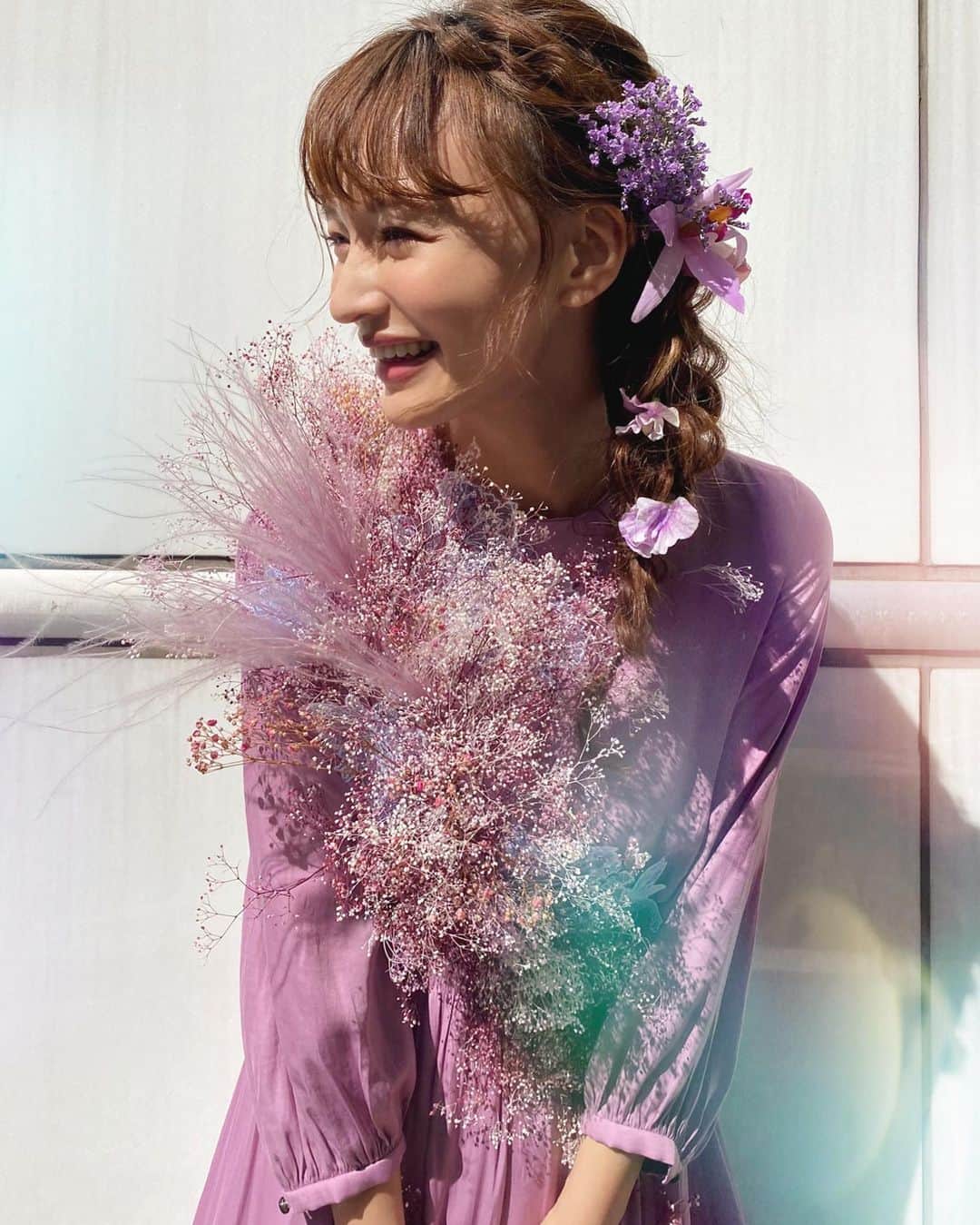 のインスタグラム：「じゃじゃーん🌸﻿ ﻿ 今日は元アナウンサー﻿ 現フラワーアーティスト/gui代表の﻿ 前田有紀さんとのトークショーで﻿ こんなに素敵なフラワードレスを﻿ 着させて頂きましたっ🌸💐🌼﻿ ﻿ 全身にお花を纏って﻿ 終始自然と口角が上がりっぱなし…☺️﻿ ﻿ 今回は【パルファージュ×ｇｕｉ】の﻿ トークショーだったんですが前田さんが﻿ コラボにかけた思いやセンス、人柄の良さ﻿ そして下着も実際着けさせて頂き﻿ 着心地の良さ、デザインの繊細さに実際に触れ﻿ すっかり【パルファージュ×ｇｕｉ】と﻿ 前田さんの虜になってしまいました🥰﻿ ﻿ ﻿ 『おまけ』﻿ ヘアメイクを担当してくれた @yuzuko_makeup が 今日使ったコスメを親切にも﻿ 超ー絶オシャレにブツ撮りしてくれたので﻿ それも最後に載せておきます♡笑﻿ ﻿ ﻿ #パルファージュで美しく咲く﻿ #パルファージュ﻿ #parfage﻿ #ワコール﻿ #wacoal﻿ ﻿ @wacoal_parfage」
