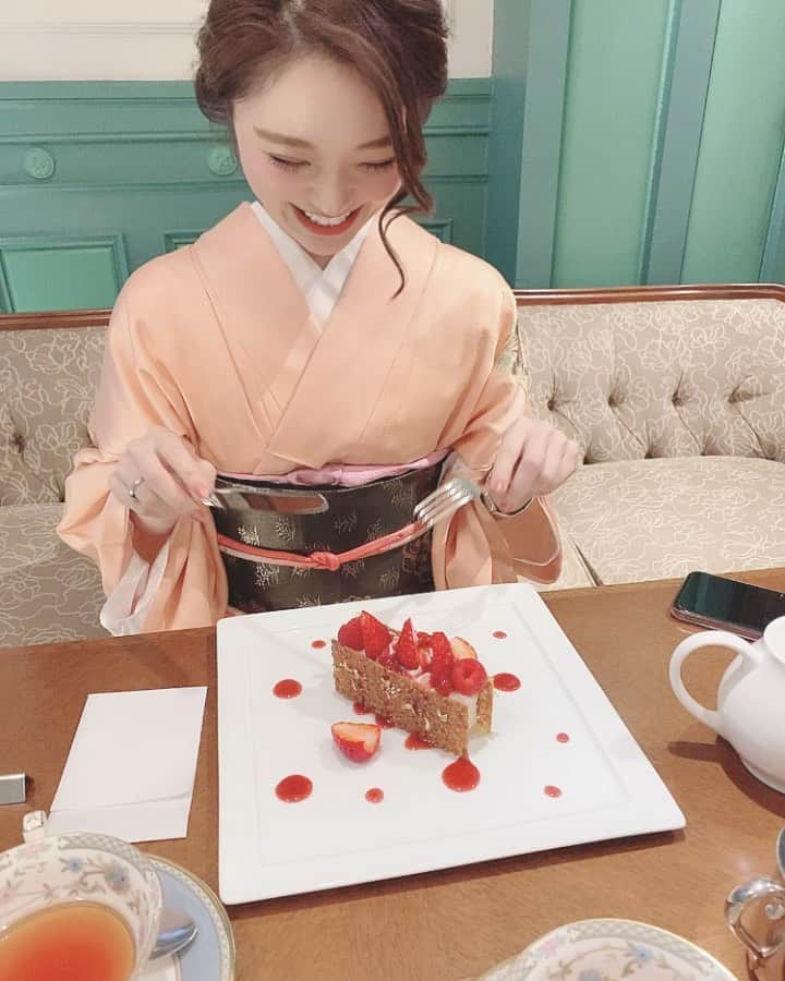 のインスタグラム：「. 昨日からずーっと甘いものめぐり🍓 しあわせすぎるとふるえるみたい🌸 あーもう本当に幸せな京都旅行でした🤤💓 . . 訪問着レンタル　@mignon.hairsalon  ヘアセット　@yamadaakiko さん✨ #cyberjapan #サイバージャパン　#kimono #着物　#kyoto #京都　#着物レンタル　#観光　#甘いもの大好き #訪問着　#ヘアセット」