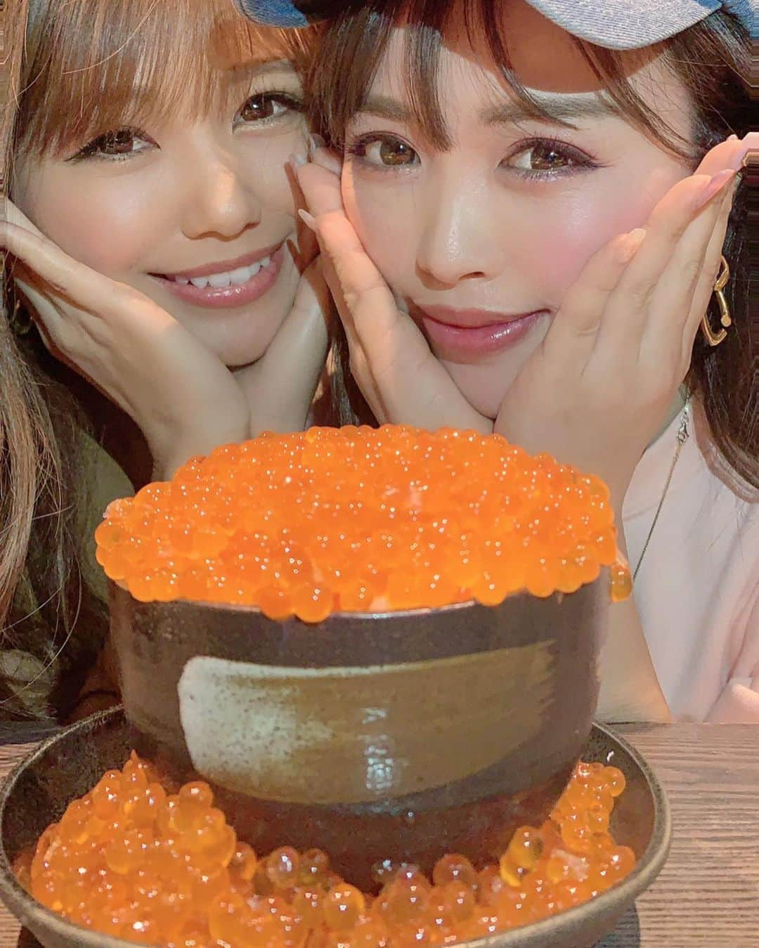 板橋瑠美さんのインスタグラム写真 - (板橋瑠美Instagram)「幸せいっぱい❤️いくらいっぱい❤️愛がいっぱい❤️﻿ ﻿ ﻿ ﻿ 大好物のいくらにまみれに、﻿ またいろり家行っちゃったぁ♡﻿ ﻿ ﻿ 安定のヨイショー祭り✨✨✨✨﻿ 幸せの宝石箱とはこのことですw﻿ ﻿ ﻿ ﻿ かわゆい私のはとこが高校卒業したので﻿ 彼女も連れて卒業お祝いご飯💕﻿ ﻿ ﻿ ﻿ 白目らぶちゃんも誘って最高なおいしいご飯達に﻿ 幸せもらってきました◟̊◞̊ ◟́◞̀ ◟̆◞̆﻿ ﻿ ﻿ ﻿ 本当いろり家、何を注文しても絶対美味しい。﻿ 外れないんだよなぁ❤️﻿ ﻿ ﻿ ﻿ またいこーっと♡﻿ ﻿ ﻿ ﻿ お近くに来た際は是非この店員さんの元気な威勢と﻿ おいしいご飯堪能しに来て♡﻿ ﻿ ﻿ 赤坂店　@iroriya_akasaka  東銀座店　@iroriya_higashiginza」3月24日 20時58分 - rumi_official_0616