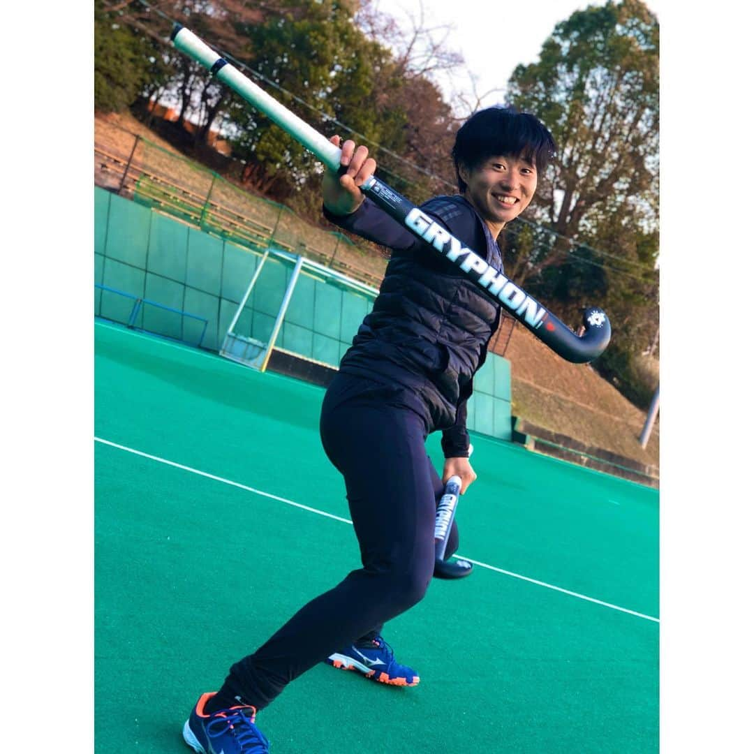 狩野真美のインスタグラム：「. 🤩🤩🤩 . . 今年は🖤🤍のstick とってもcoolなデザイン🖤 いつもありがとうございます🙏🏼 今シーズンもよろしくお願いします🥰 📸　Pʜᴏᴛᴏ ʙʏ  @yulp___dat . . . #gryphon #stick #hockey #thankyou #🖤🤍」