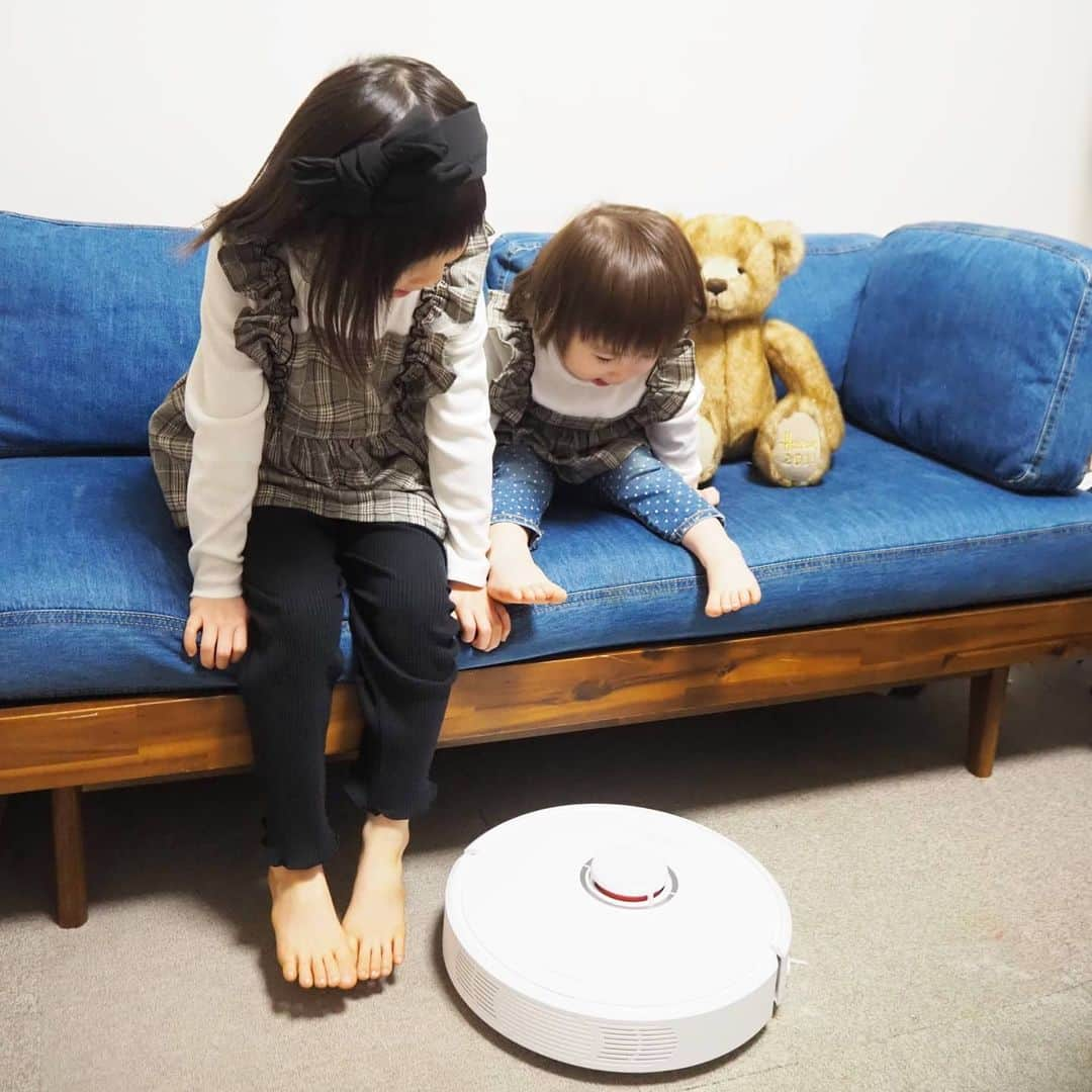 Kuboi Ayumiさんのインスタグラム写真 - (Kuboi AyumiInstagram)「我が家にハイテク家電がやってきました！﻿ お掃除ロボット　Roborock S6。﻿ 白くてインテリアにもなじみやすいデザインです。﻿ お掃除している姿もなんだかかわいくて。﻿ ﻿ 専用アプリで遠隔操作もできるのですが、正確に部屋の形状をマッピングしてくれて﻿ 掃除したいエリアを設定したり、無駄のないルートで掃除をしてくれるので﻿ 安心してまかせられます。﻿ なんて賢いの！！！﻿ ﻿ 吸引力はパワフルで、掃除機をかけたつもりだったのに﻿ 不在時にお掃除設定して帰ってみるとダストボックスにハウスダストがいっぱい…。﻿ このハウスダストはどこから出てくるのかしら（笑）﻿ ﻿ 我が家はリビングダイニングにカーペットを敷いているのですが﻿ 全く問題なくお掃除してくれます。﻿ 特に感動したのは、吸い込みだけでなく水拭きも同時にできところ！﻿ 小さなお子様やペットがいるご家庭では、これは便利すぎる！﻿ 食べこぼしが多かったり、汚い足で家じゅう走り回ったりしている﻿ 娘たちにイライラすることが減りました（笑）﻿ ﻿ #roborockのある生活　とても快適です。﻿ ﻿ ﻿ ちなみに、今ならクーポンコードご利用いただいた方限定で15％OFFで購入できますので﻿ とってもお得です！﻿ ﻿ *************﻿ ﻿ SoftBank SELECTION（@softbank_selection）﻿ オンラインショップで使える限定クーポン﻿ ﻿ クーポンコード：「S6TL」﻿ ﻿ 有効期限：2020年3月31日(火)23:59まで﻿ 使用方法：決済方法を選択後、クーポン入力欄にクーポンコードを入力﻿ ﻿ *************﻿ ﻿ #Roborock #ロボロック #ロボット掃除機 #pr #女の子ママ #家事 #家電 #赤ちゃんのいる生活﻿ #お掃除 #お掃除グッズ #クーポン」3月24日 21時09分 - himekagami