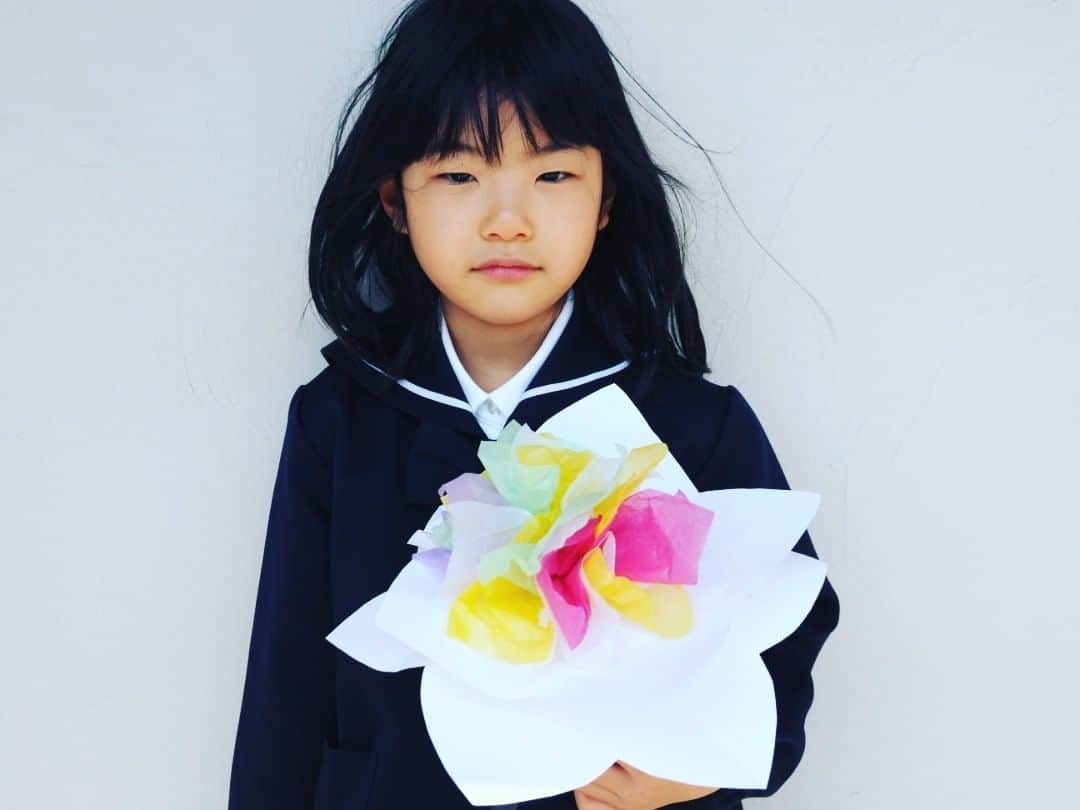 Kids Of Ninjaのインスタグラム：「幼稚園を卒園しました✨ . お花はコロナの影響で卒園式に出席できなかった年少＆年中組さんからのプレゼント🎁。 . 送り迎えが無くなるのはちょっと寂しいな😢」