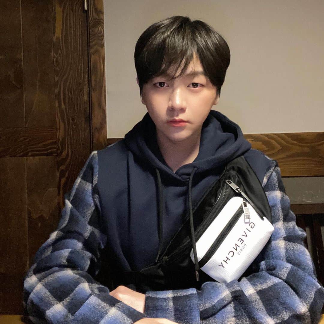 クォン・スンイルのインスタグラム：「#좌우비대칭 🙁」