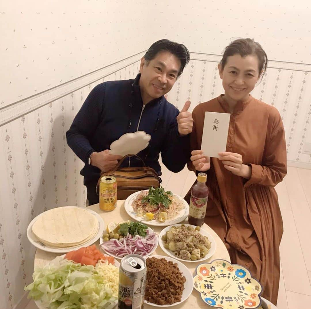 亜聖樹さんのインスタグラム写真 - (亜聖樹Instagram)「今日は両親の３６回目の結婚記念日でした❤️㊗️🎉 2人のおかげさまで私が今この世におります🙏心から感謝感謝です🙇‍♂️ 今夜は両親を我が家にお招きしてパーティーしました🥳  しかし、今回お祝い出来たのもコロナ氏のおかげで仕事がリスケしたからでして💦💦 なので… お祝い出来て良かった〜❤️と思ってしまうのは不謹慎なのかな💦💦 でも感謝をしている事に変わりはないので😭！！ あらためまして！！おめでとうございます㊗️🎊 色々な思いのある日々、 引き続き１日も早い事態の収束を願うばかりです😭🙏 #当たり前の出来事に感謝」3月24日 21時15分 - akkyontanaka