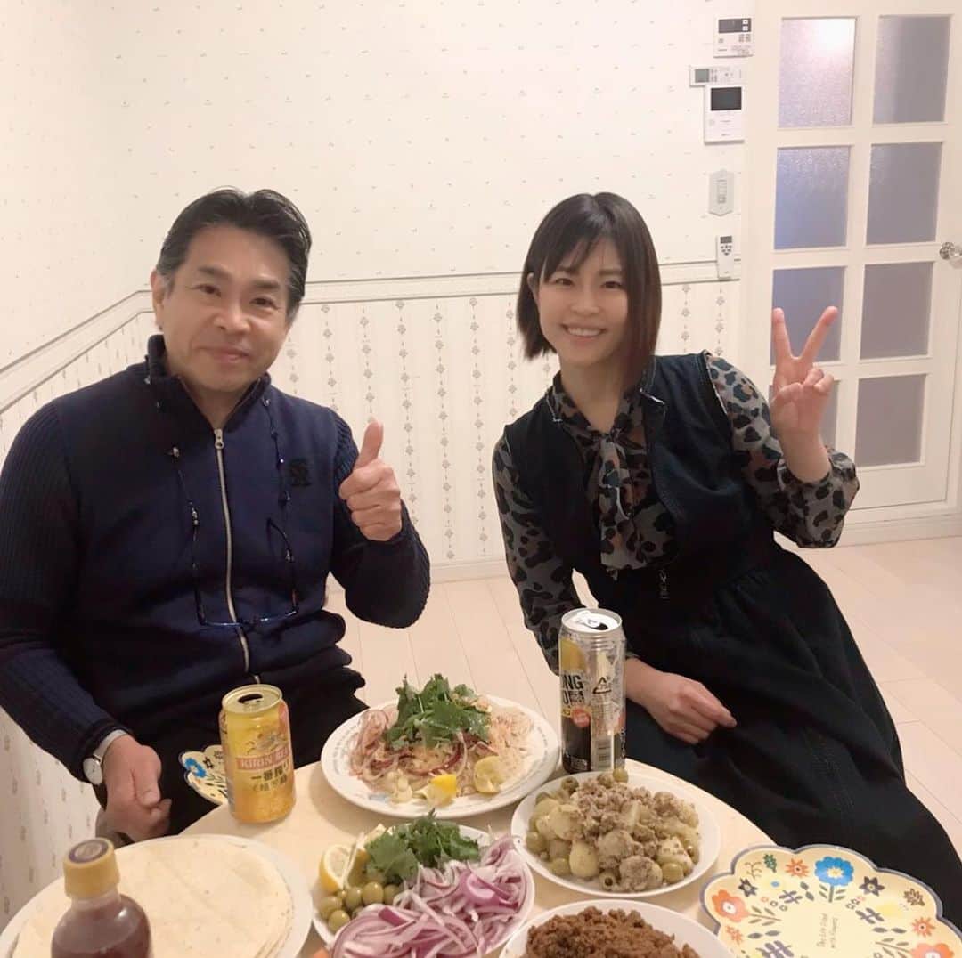 亜聖樹のインスタグラム：「今日は両親の３６回目の結婚記念日でした❤️㊗️🎉 2人のおかげさまで私が今この世におります🙏心から感謝感謝です🙇‍♂️ 今夜は両親を我が家にお招きしてパーティーしました🥳  しかし、今回お祝い出来たのもコロナ氏のおかげで仕事がリスケしたからでして💦💦 なので… お祝い出来て良かった〜❤️と思ってしまうのは不謹慎なのかな💦💦 でも感謝をしている事に変わりはないので😭！！ あらためまして！！おめでとうございます㊗️🎊 色々な思いのある日々、 引き続き１日も早い事態の収束を願うばかりです😭🙏 #当たり前の出来事に感謝」