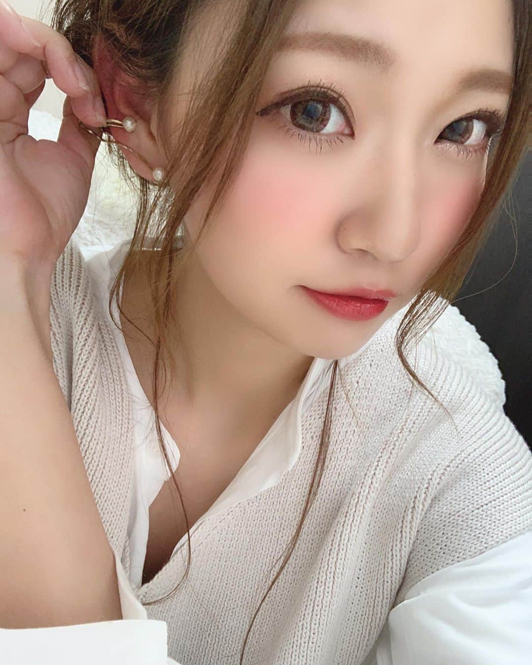 いっちゃん/嶋津 いつみのインスタグラム：「. . 前髪がセンターパートになるだけで お姉さんっぽく見える😀💨💨💨 . . . . 前髪のアレンジの仕方は 動画にして投稿してるから見てね❤️ . . . . お家で仕事してるなうなんやけど むーたんが邪魔してくるから ちっとも進みません🐶← . . . . . #関西  #関西サロモ  #サロンモデル #サロモ #いっちゃん  #フリーモデル #関西モデル  #あざといっちゃん #かわいっちゃん #いっちゃんコーデ #ブライダルモデル #アレンジモデル #ヘアカラー  #ヘアアレンジ  #ロングヘア #スーパーロング」