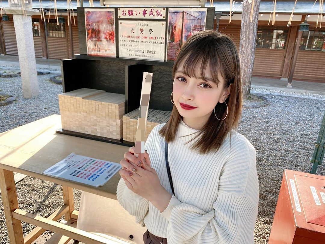 愛子のインスタグラム：「車折神社に行ってきました。 ずっと行きたくてうずうずしてたので、今回行けてすごく嬉しかったです。色んな有名人の方のお札がありすごいなあと圧巻した🥺 気持ちを込めてお願い事をしました。叶うといいな。。」