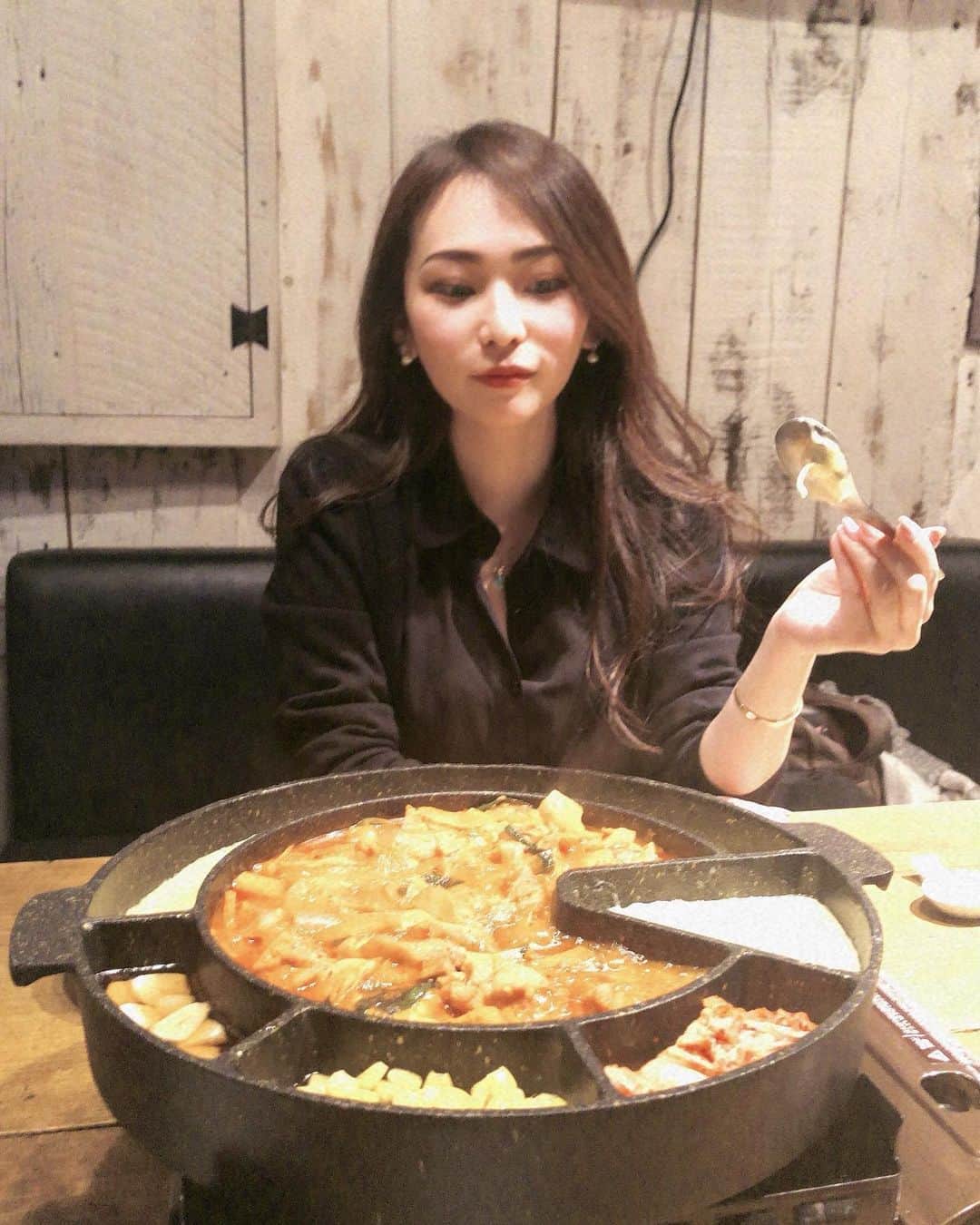 SHIZUのインスタグラム：「チーズダッカルビ！！食べてきたよ！ チーズが食べたくてガン見中笑  前日もコテコテの韓国人が 好きそうなダッカルビも食べたんだけど そこよりも何万倍も美味しくて たらふく食べました🥺  スンドゥブも美味しくて はるちゃんと語った夜笑笑  #六本木韓国料理 #韓国料理 #韓国料理🇰🇷 #韓国料理好き #韓国料理大好き  #チーズタッカルビ #チーズダッカルビ#スンドゥブ #東京グルメ #六本木グルメ #グルメ女子 #まつ岡 #pr #美容 #韓国 #日本 #純豆腐」