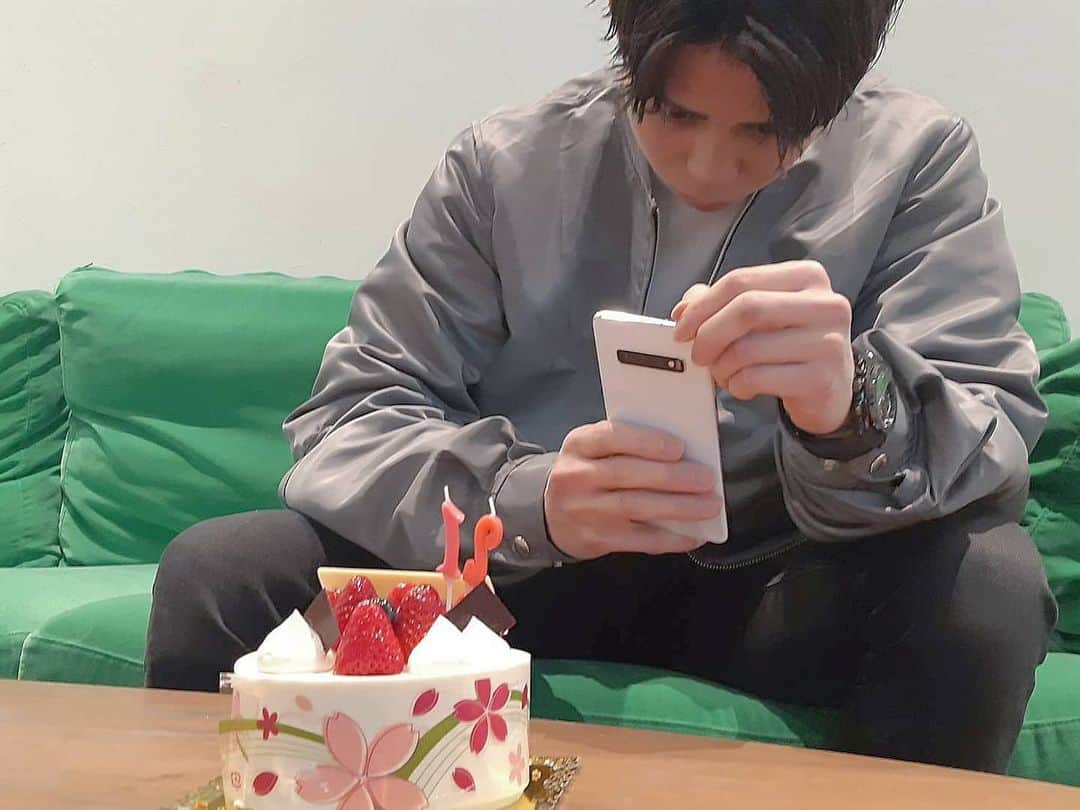 原田海さんのインスタグラム写真 - (原田海Instagram)「先日、改めて誕生日をお祝いしてもらっちゃいました！！ めちゃくちゃ美味しかったので、#GalaxyS10Plus の食事モードでケーキを📸! 甘党にはたまりませんね😋🍴 こんな時期だからこそポジティブに過ごしていきましょう！ #Ambassador #Tokyo2020 #TeamGalaxy 　@GalaxyMobileJP」3月24日 21時19分 - kai_hrd