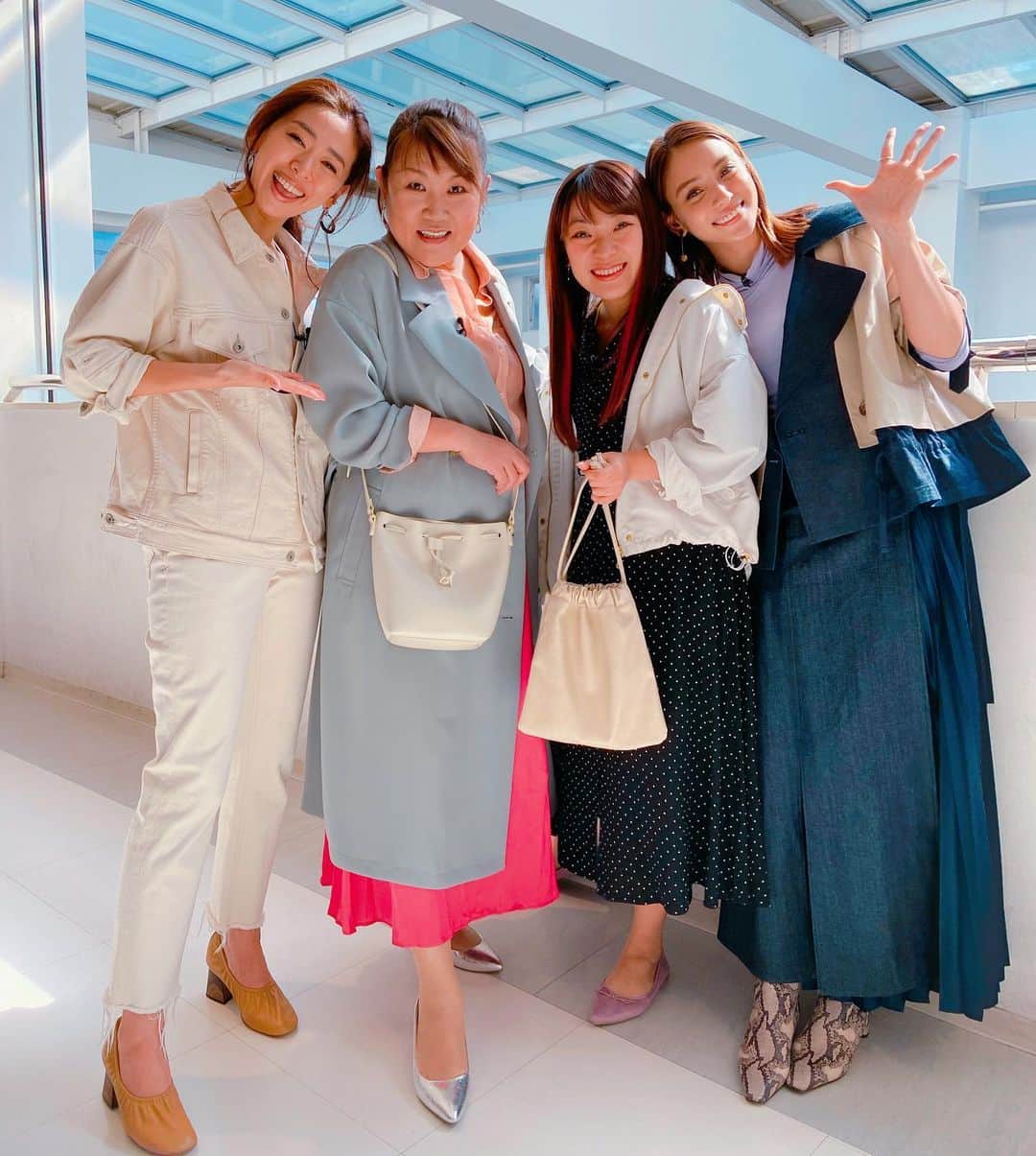 のインスタグラム：「楽しいメンバーでヒルナンデス♪ @hirunandesu_ntv_official  テーマは京都の旅行デート🌸ということだったので桜色ピンクのグラデーションにしました！ カーキを合わせて大人も着られるコーデに😊⤴︎ 山田邦子さん　のoutfitは トロミトレンチ ギャザースカート パンプス イヤリングは @gu_global  シャツは　@oneway_press  私の服は昨日も載せましたが、 エクリュ色のデニムのセットupは　@yanuk_official  パンプスは　@celine  負けちゃったけど🤣w 山田さんも素敵に着こなしてくださったし、楽しすぎるメンバーで大爆笑🤣🤣🤣でした✌️ 見てくださった皆様ありがとうございました🙋‍♀️❣️」