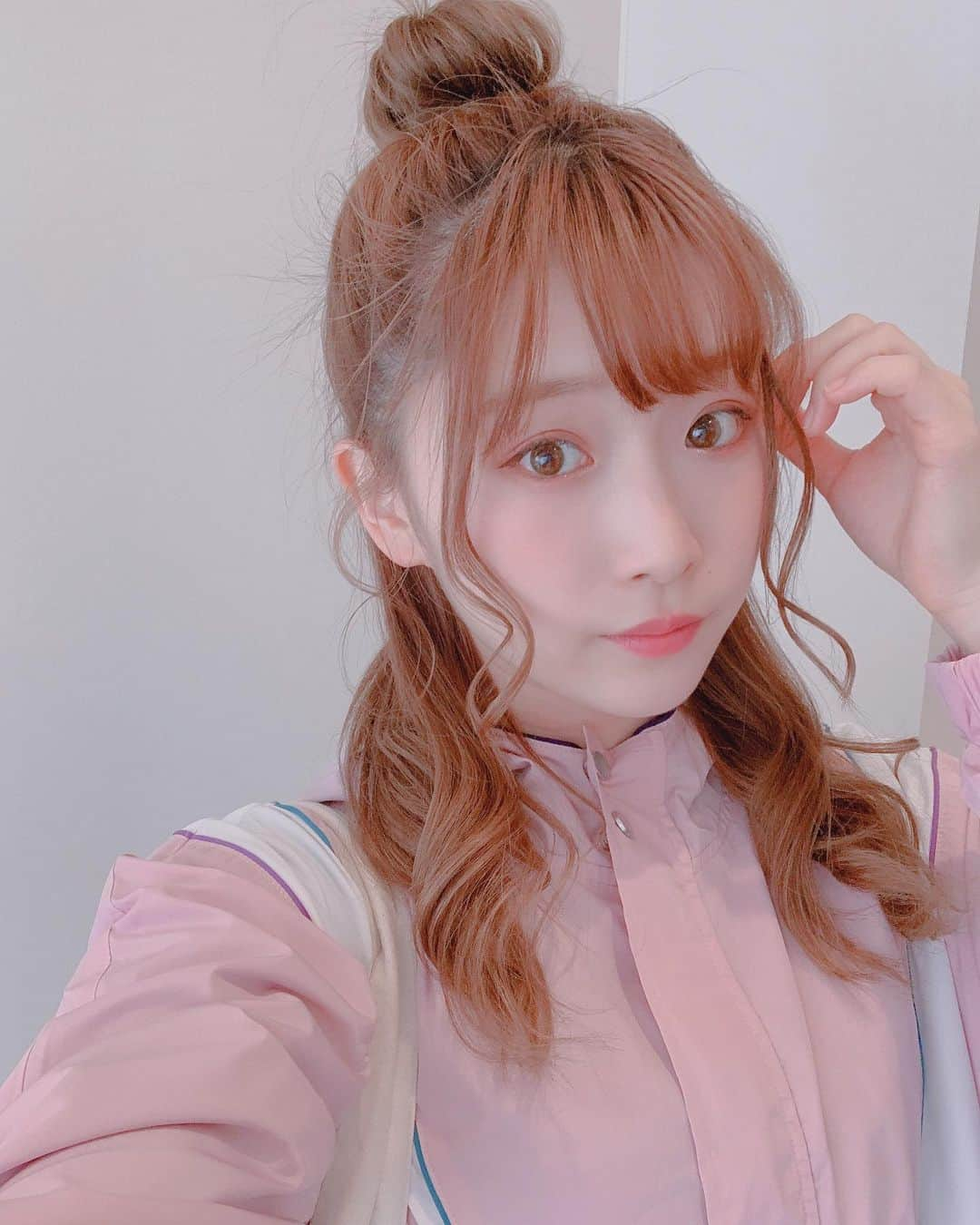 平野友里（ゆり丸）さんのインスタグラム写真 - (平野友里（ゆり丸）Instagram)「🍡 ハーフアップおだんご☺️🎀 最近ちょっぴりハマってる〜🤍🤍🤍 ・ ・ ・ ・  #ヘア #ヘアアレンジ #ヘアスタイル  #おだんごヘア #おだんごアレンジ #おだんごヘアー #簡単ヘアアレンジ #簡単アレンジ #自撮り女子 #自撮り #ヘアスタイル #女子力アップ #女子力向上委員会 #女子力向上 #ゆり丸」3月24日 21時22分 - yurimaruchan___