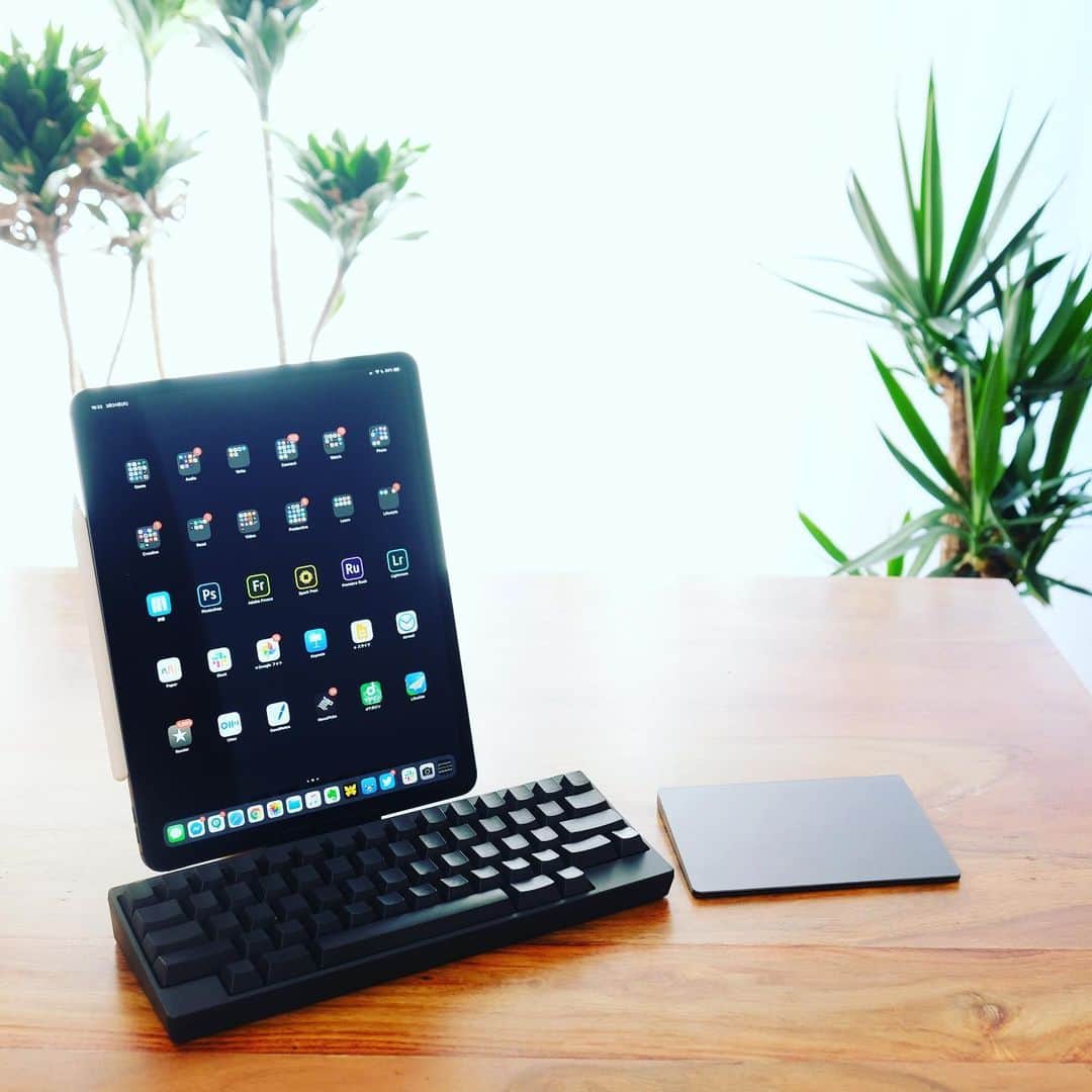 松村太郎のインスタグラム：「#iPad Pro Early 2020 + #HHKB Hybrid + #MagicTrackpad 2. My whole new workspace.」