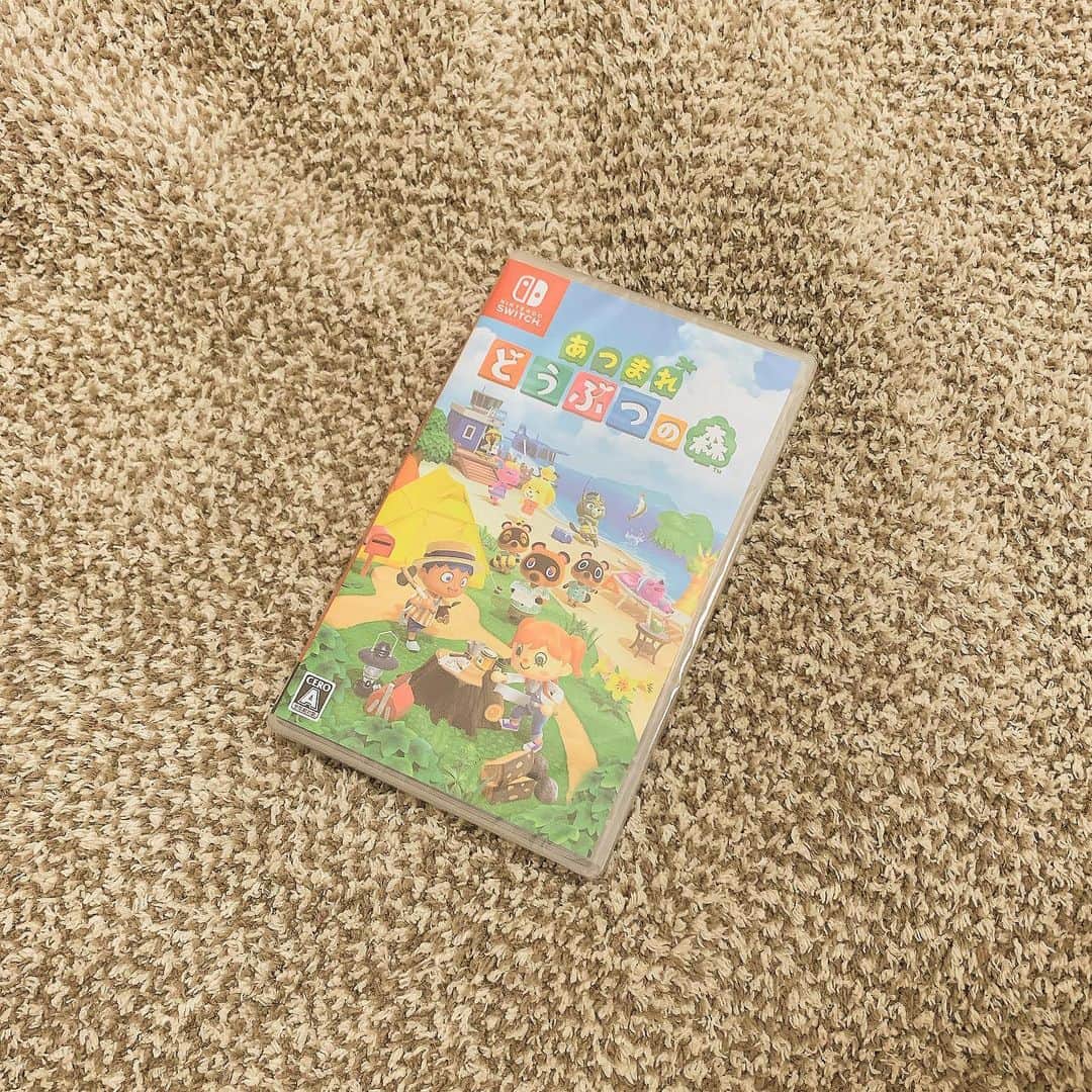 前田亜美のインスタグラム：「. . 久しぶりにゲームソフト買ったった✌️. . . 最近はお家生活が多いから…ひきこもりがち…( ˙꒳​˙)笑. . みんなーSwitchのオススメのソフトありますか？( ˙ᵕ˙ 🙏🏼). . . #どうぶつの森 #購入 #やっちゃう  #Switch」