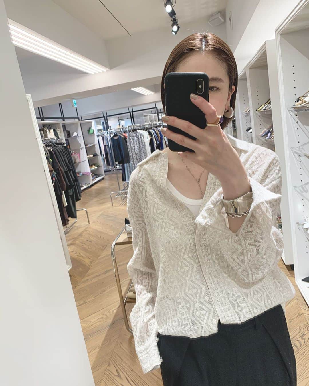 二ノ宮和佳子のインスタグラム：「Leno embroidery shirt @aewen_matoph  カラミ織地に、贅沢に総刺繍を施した生地をオリジナルで作りました。繊細で柔らかな風合いをだし、シャツ型に仕上げたので、甘すぎず着れちゃいます リネンの色をいかしたナチュラルカラーとクリアなホワイトの2色展開 同じ生地でノースリーブワンピもありますよー  インナータンクも @aewen_matoph コットンシルクタンクトップです  #aewenmatoph #イウエンマトフ #enbroidery #shirt」